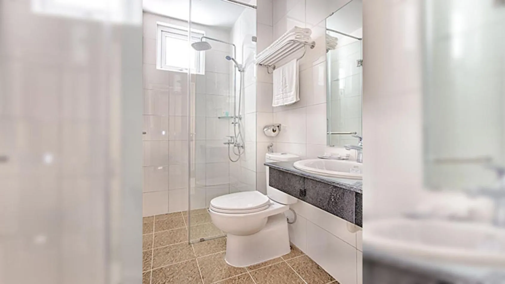 Shower, Bathroom in Sea Castle Hotel