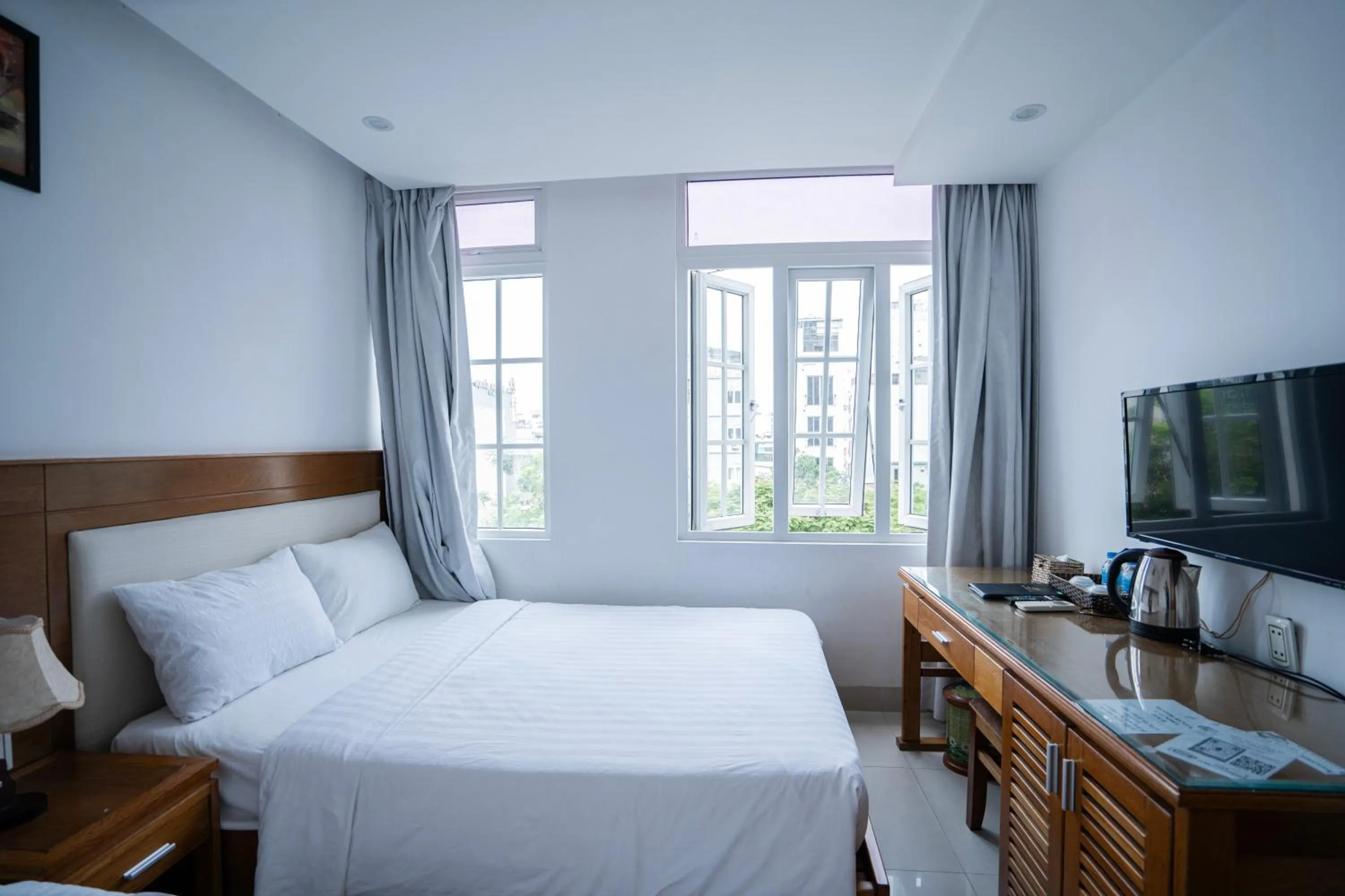 Photo of the whole room, Bed in Sea Castle Hotel