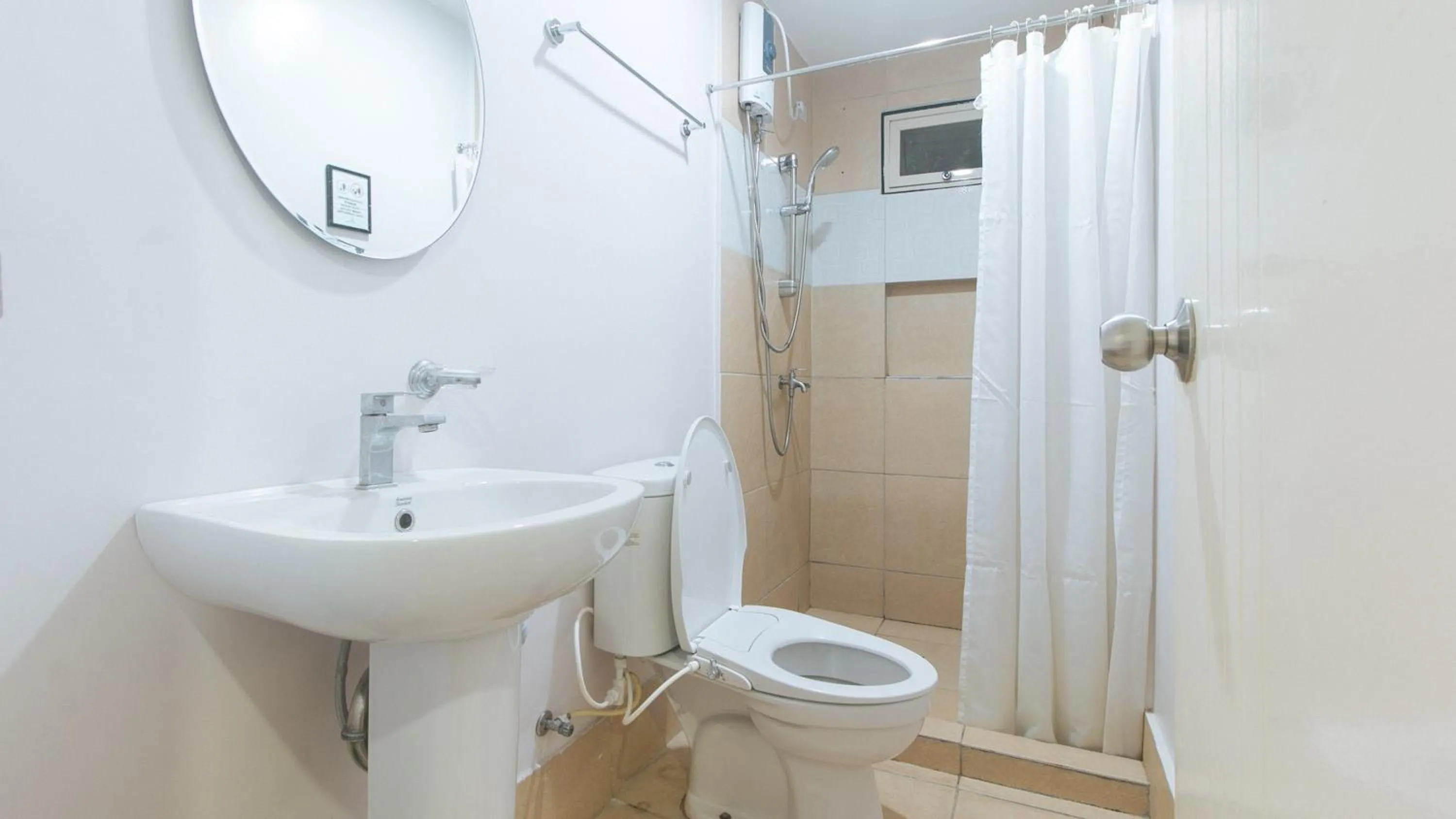 Shower in Catlea Inn