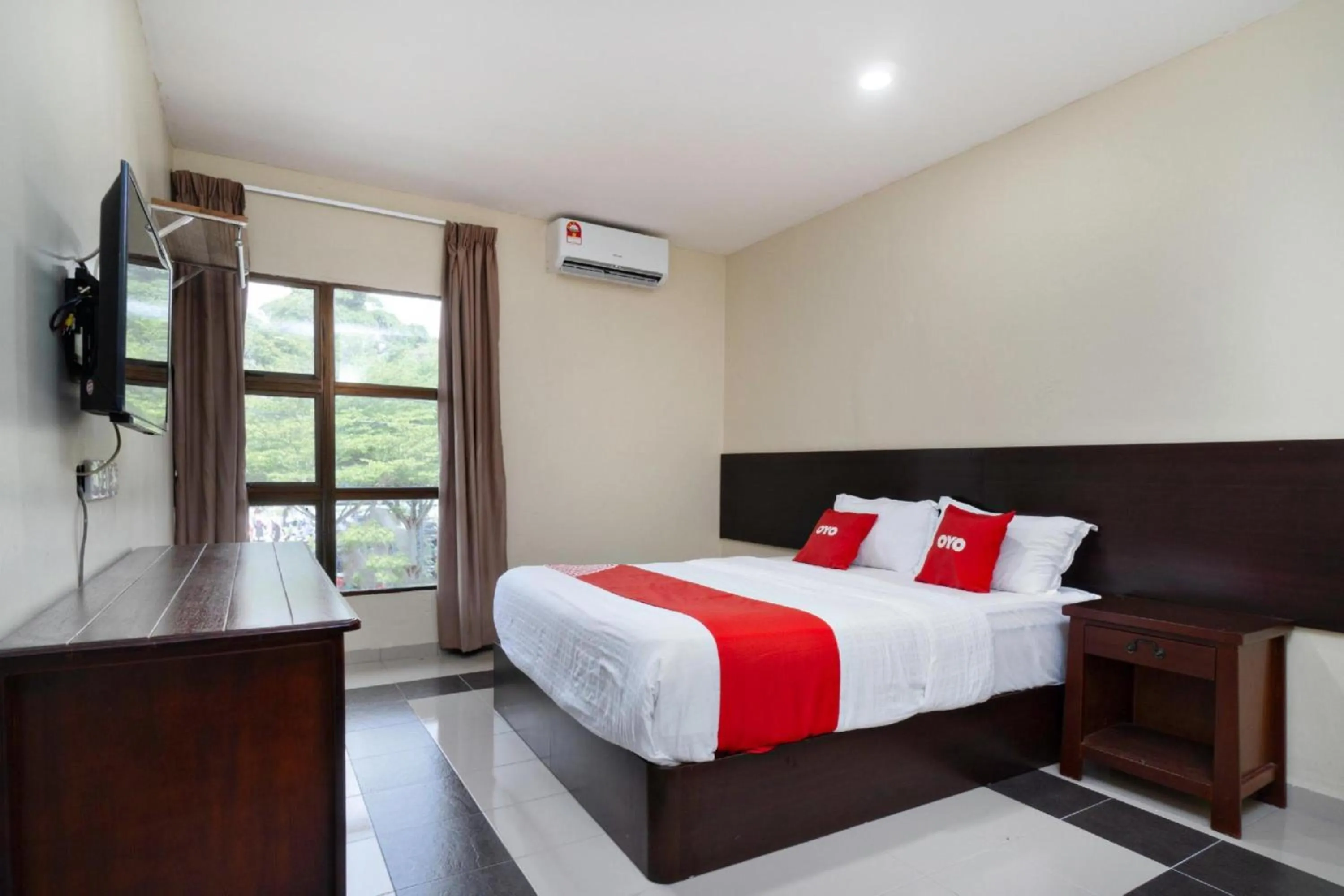Photo of the whole room, Bed in OYO 89960 Manjung Inn Hotel
