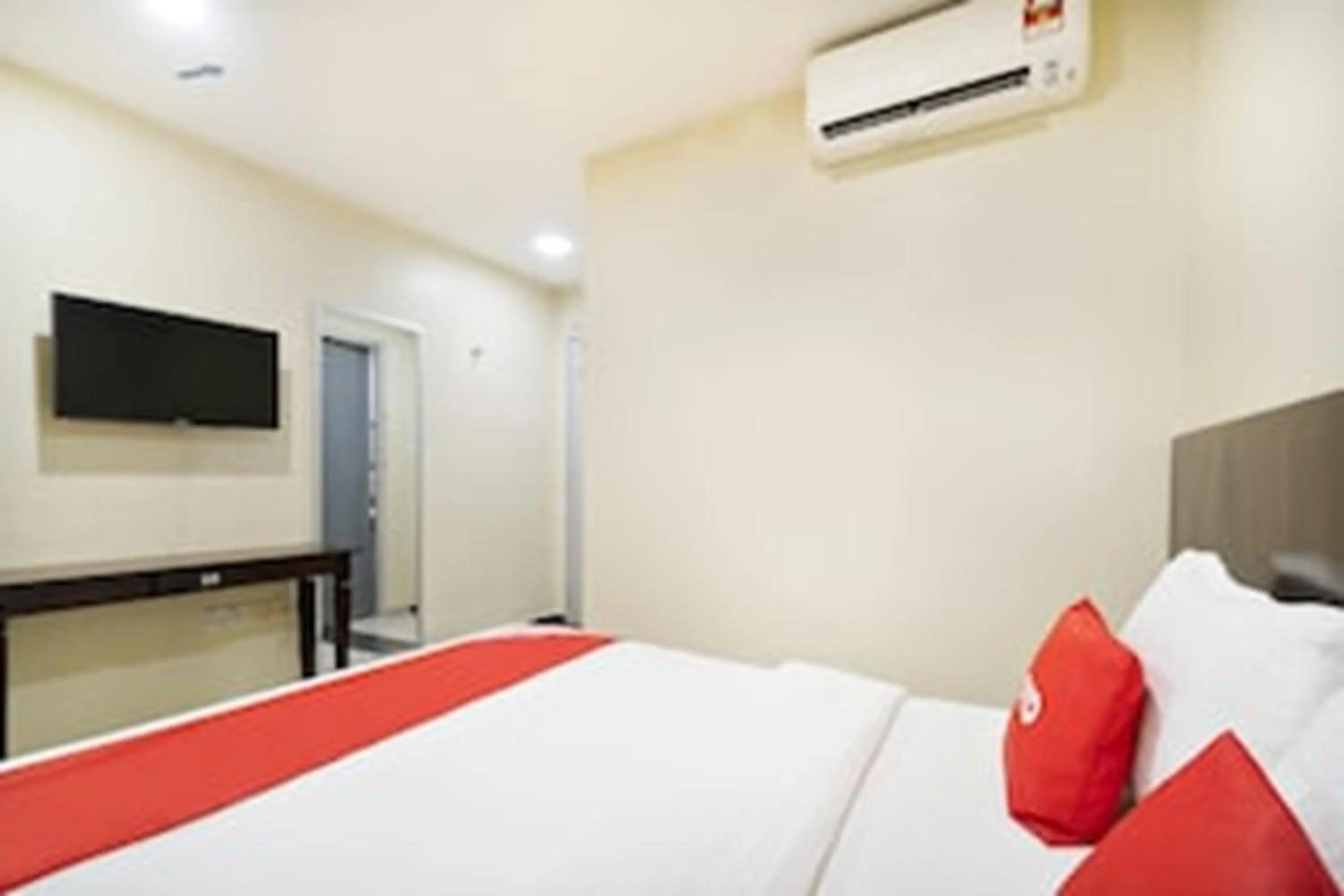 air conditioner, Bed in OYO 89960 Manjung Inn Hotel