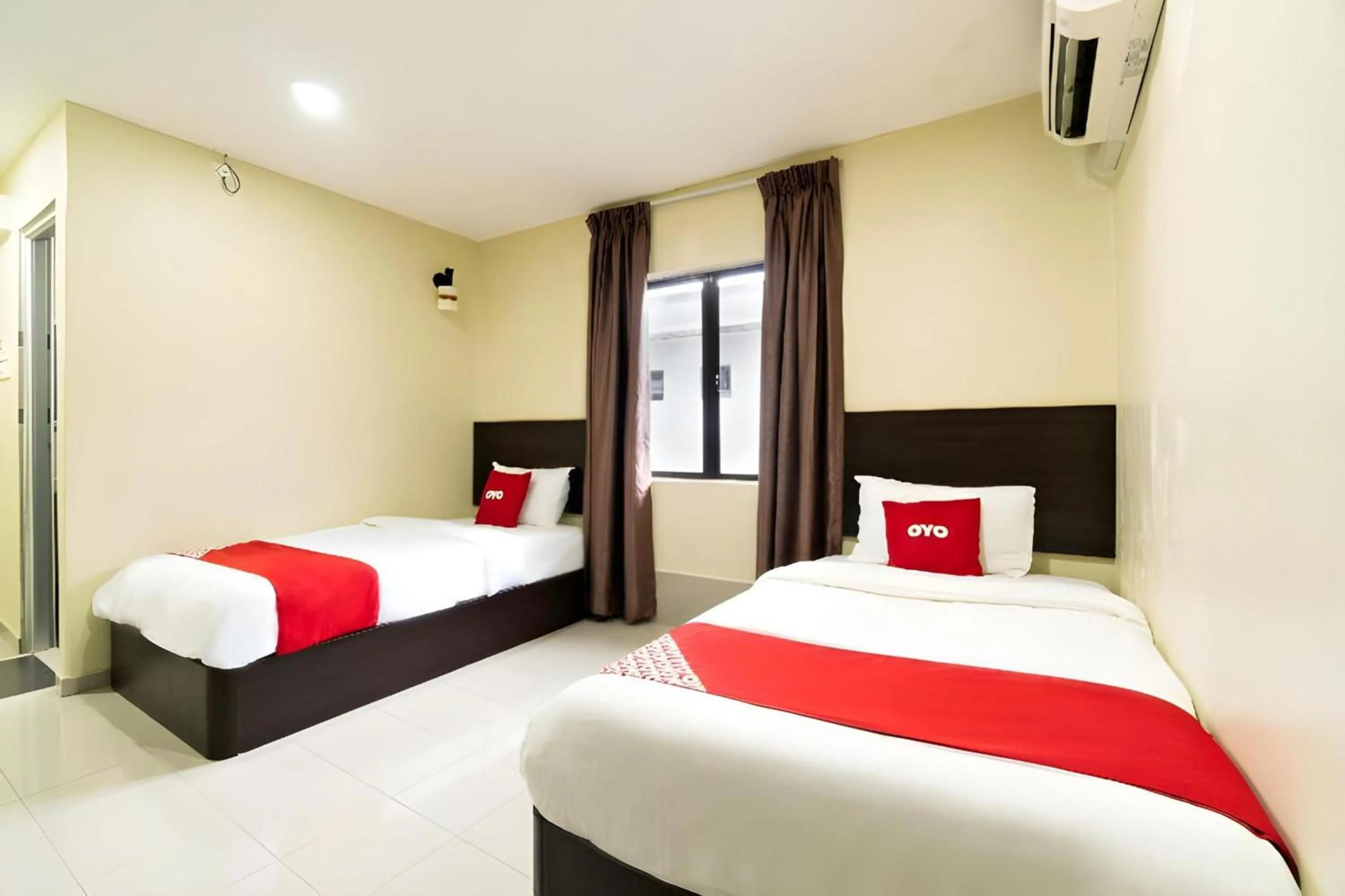 Photo of the whole room, Bed in OYO 89960 Manjung Inn Hotel