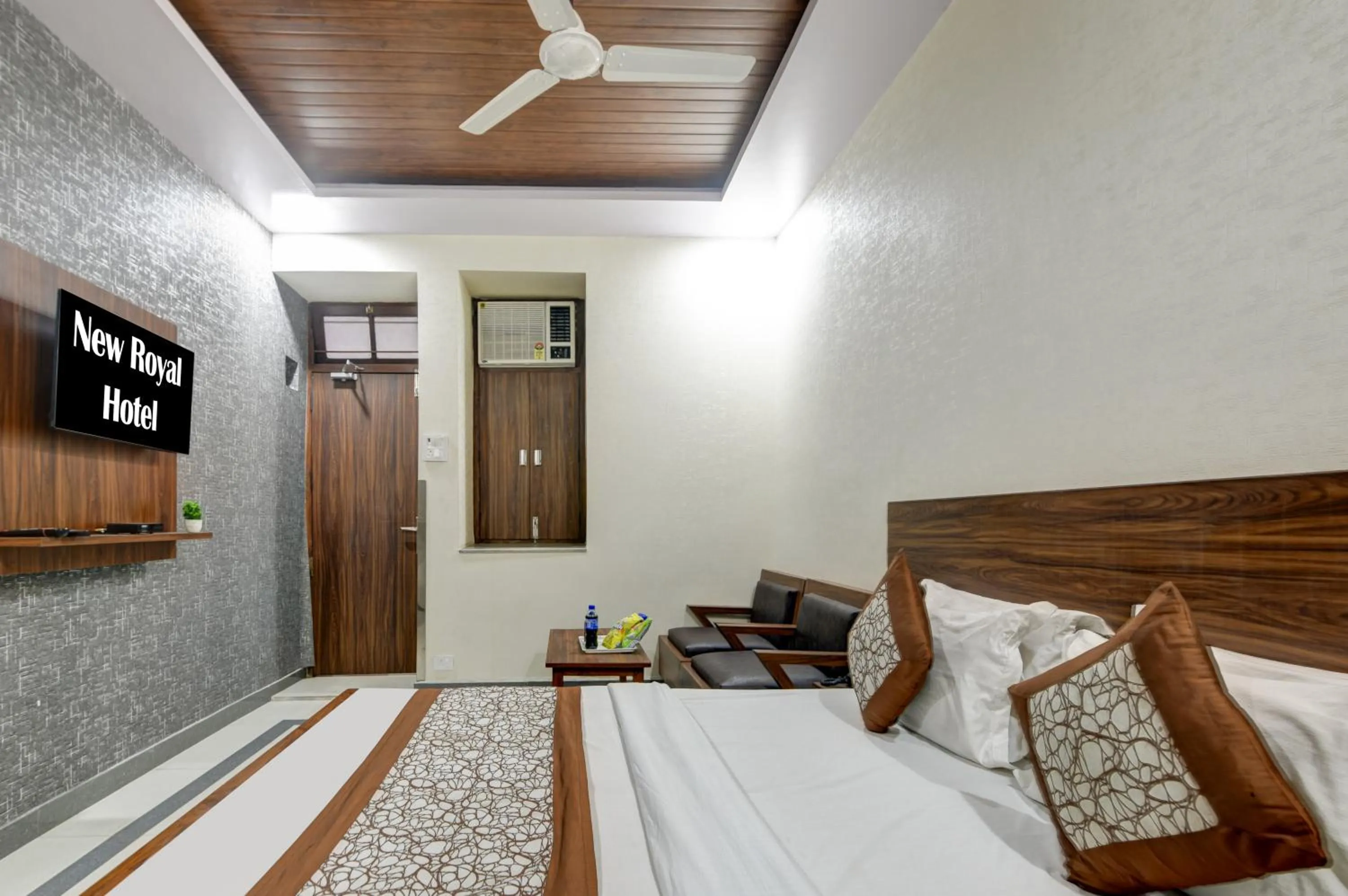 Bed in New Royal Hotel Just Near Old Delhi Railway Station And Chandni Chowk