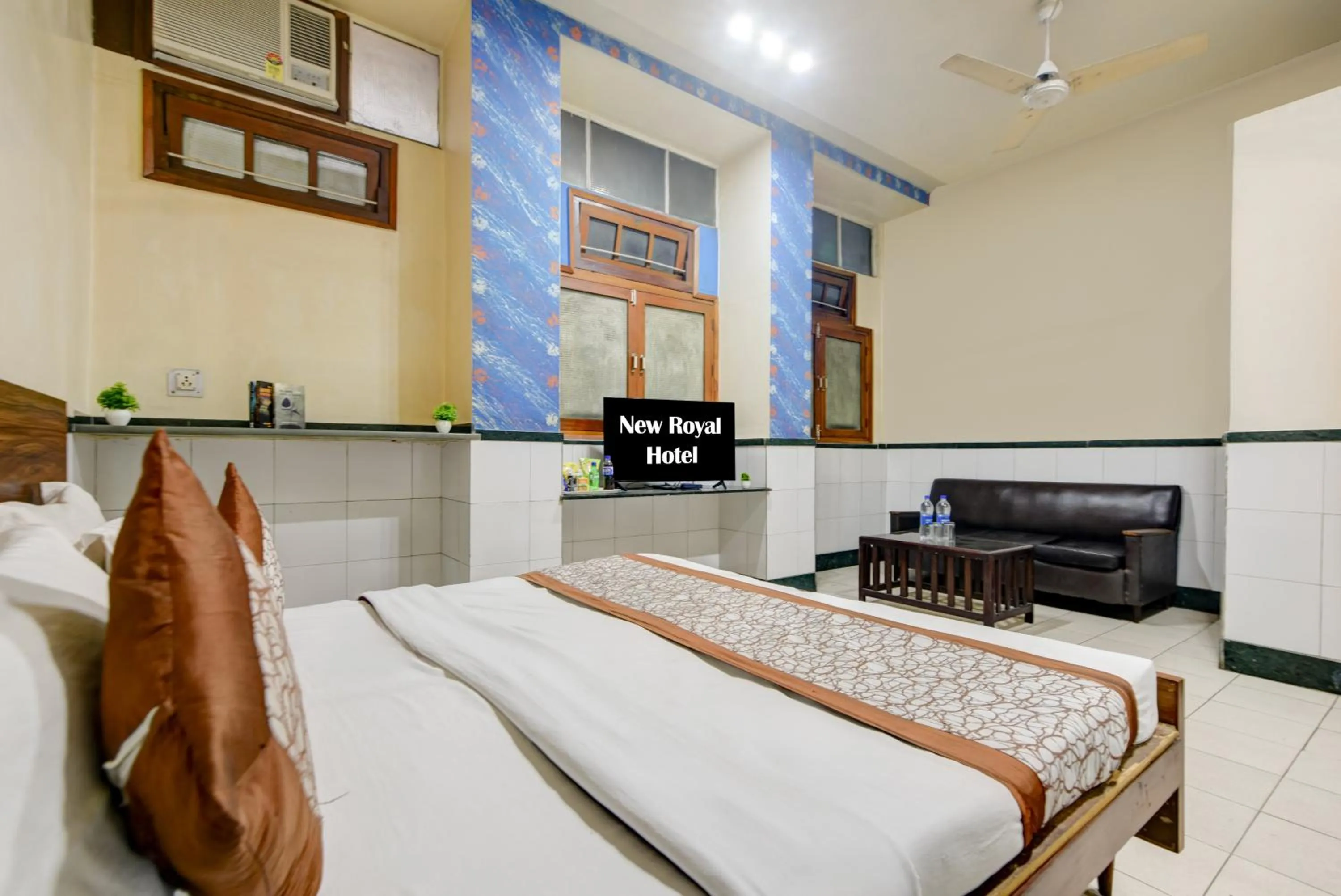 Bed in New Royal Hotel Just Near Old Delhi Railway Station And Chandni Chowk