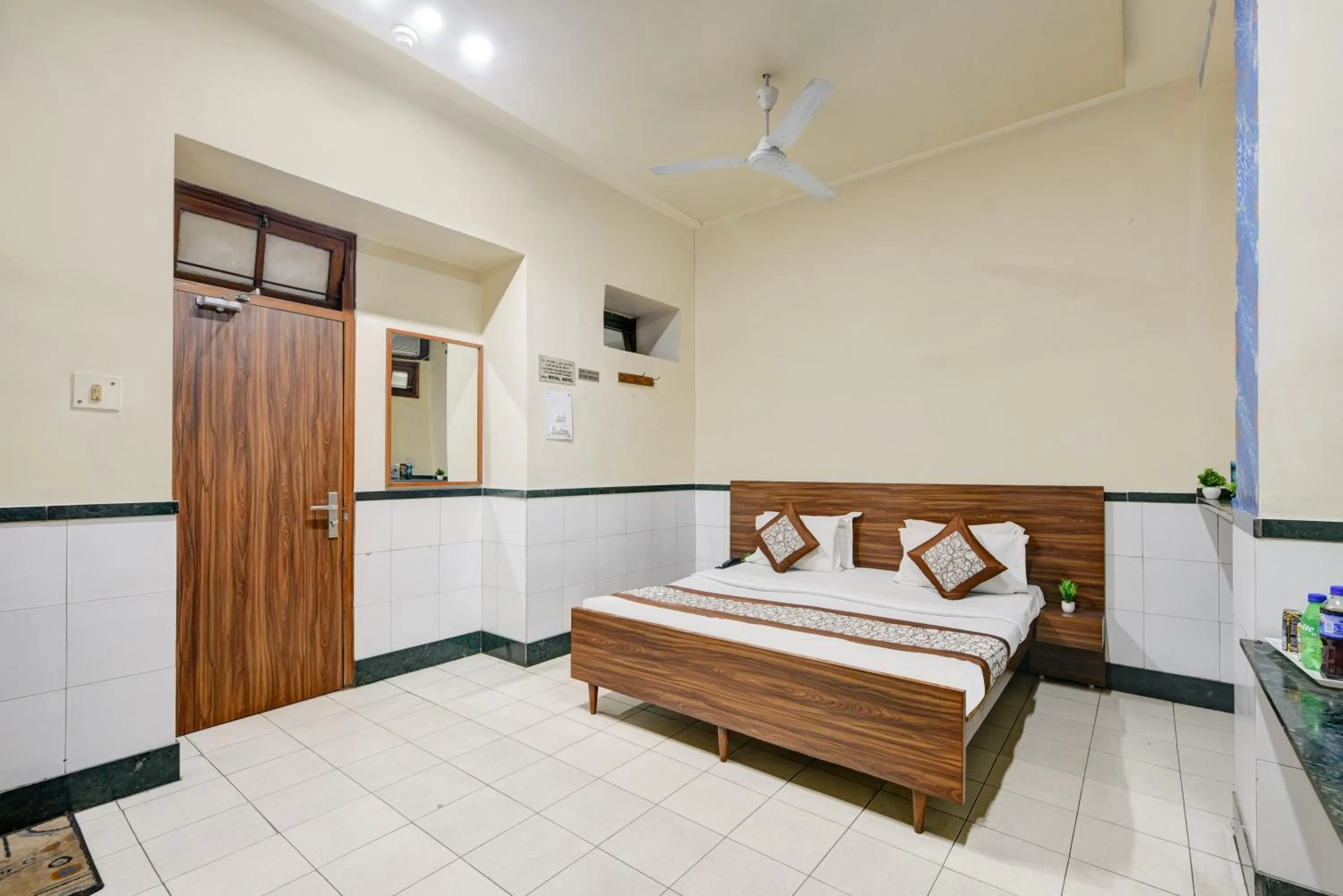 Bed in New Royal Hotel Just Near Old Delhi Railway Station And Chandni Chowk