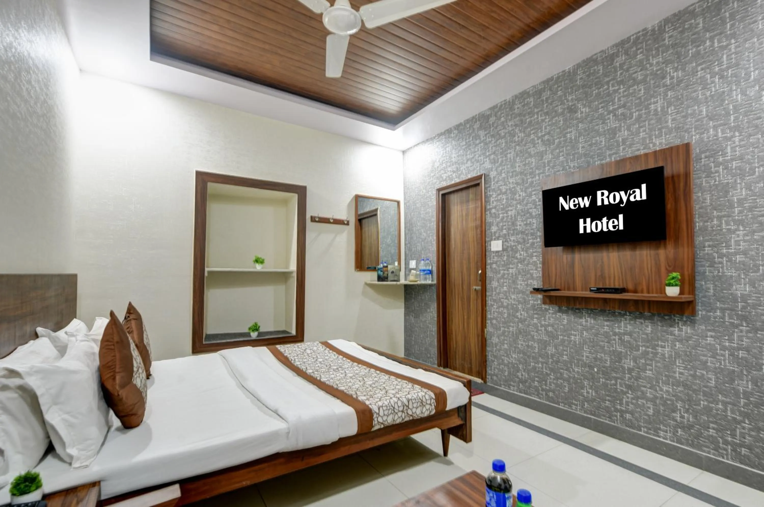 Bed in New Royal Hotel Just Near Old Delhi Railway Station And Chandni Chowk