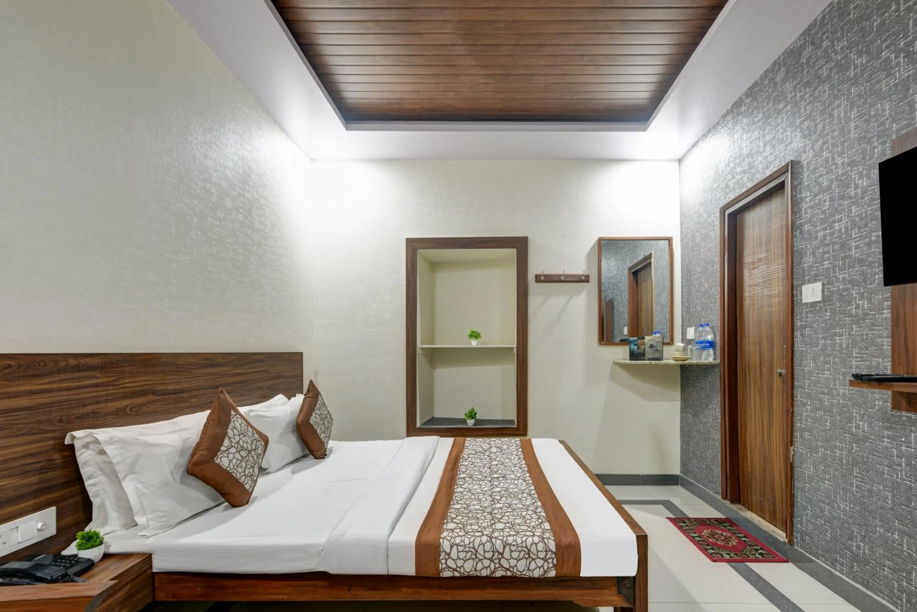 Bed in New Royal Hotel Just Near Old Delhi Railway Station And Chandni Chowk