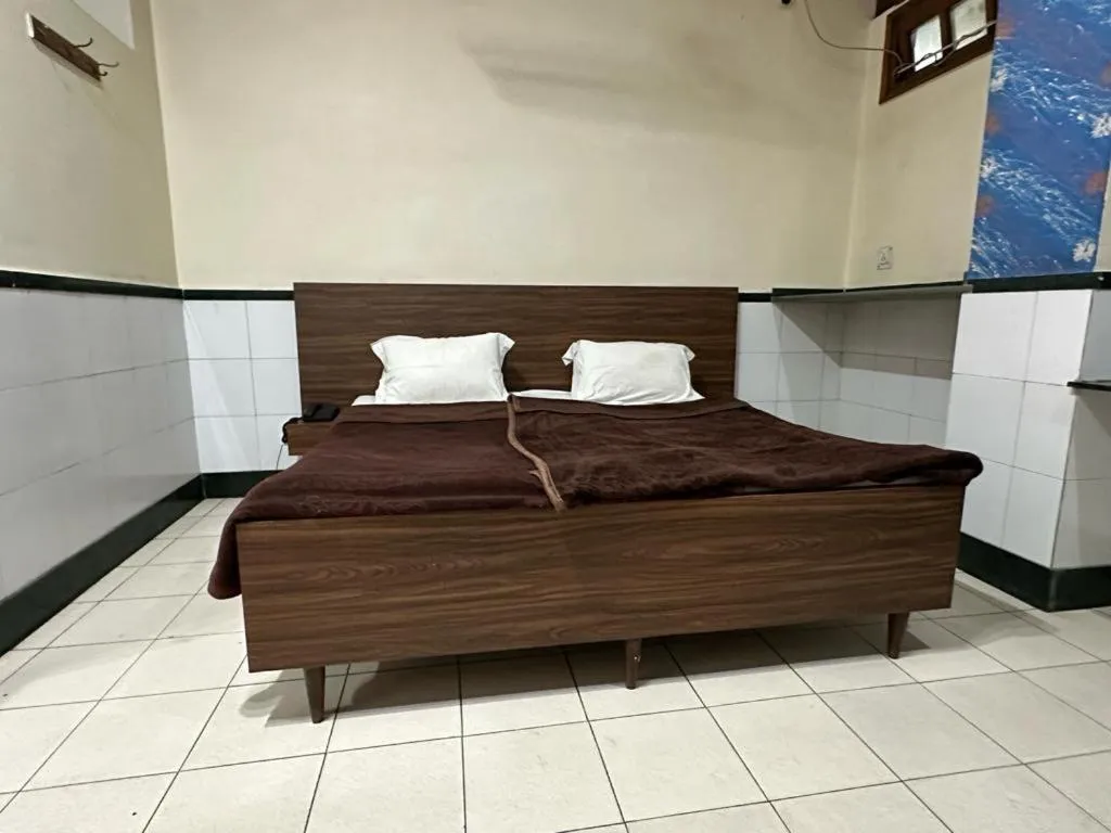 Bedroom, Bed in New Royal Hotel