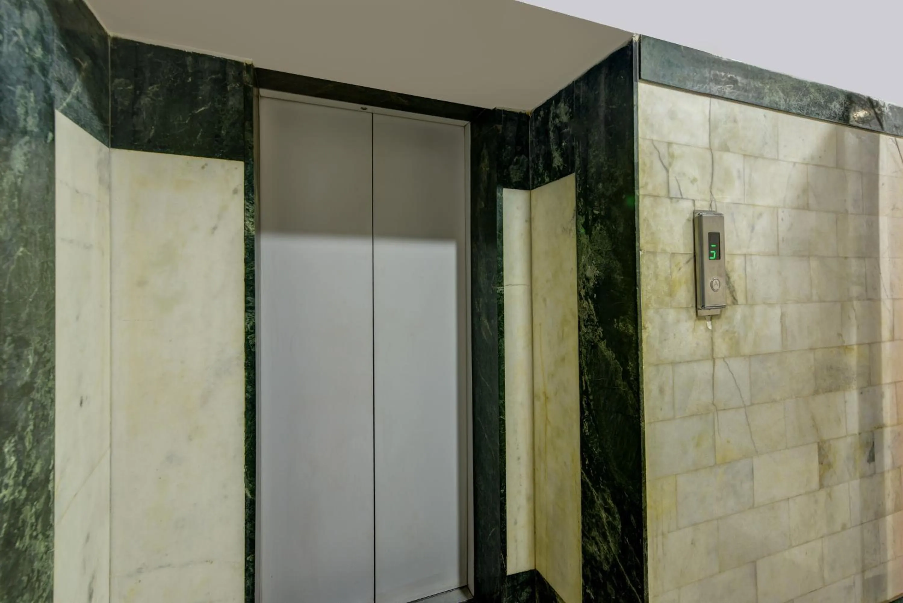 elevator in New Royal Hotel Just Near Old Delhi Railway Station And Chandni Chowk