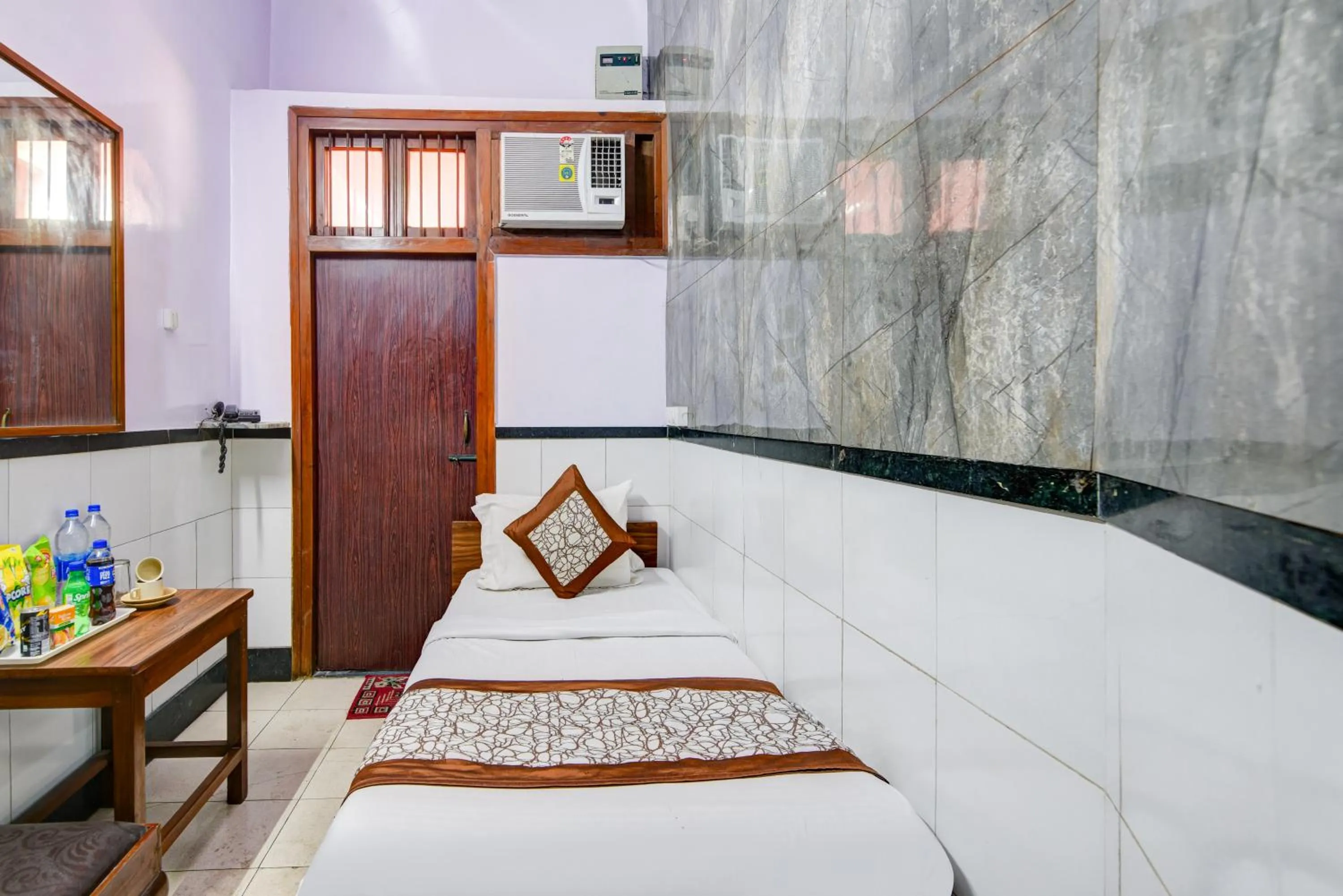 Living room, Bed in New Royal Hotel Just Near Old Delhi Railway Station And Chandni Chowk