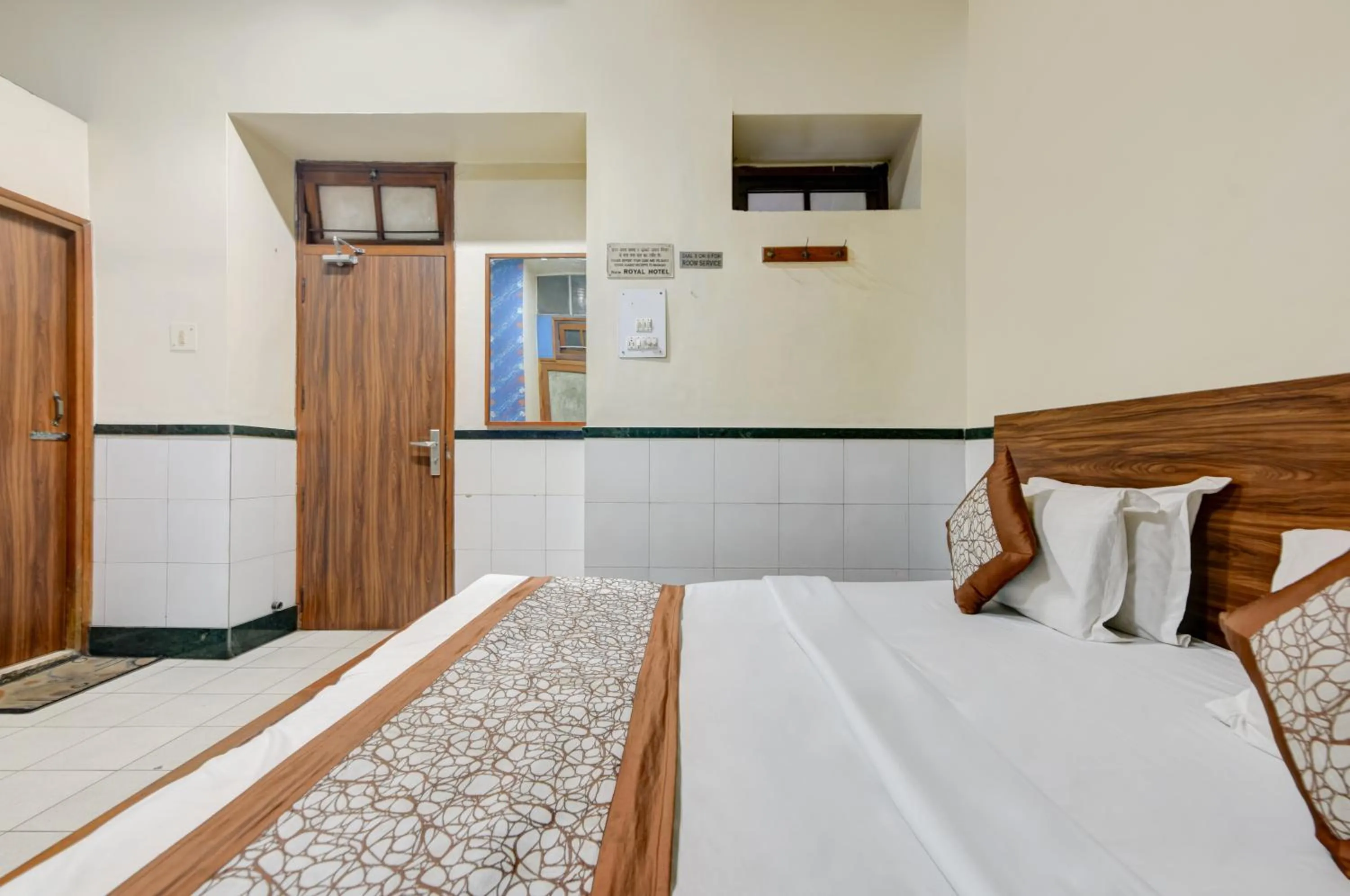 Bed in New Royal Hotel Just Near Old Delhi Railway Station And Chandni Chowk