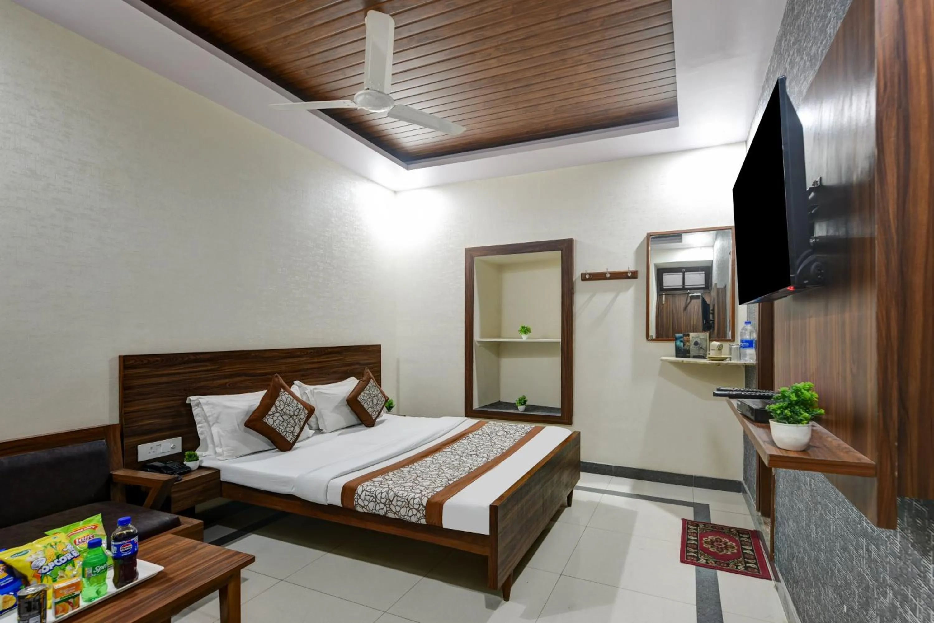 Bed in New Royal Hotel Just Near Old Delhi Railway Station And Chandni Chowk