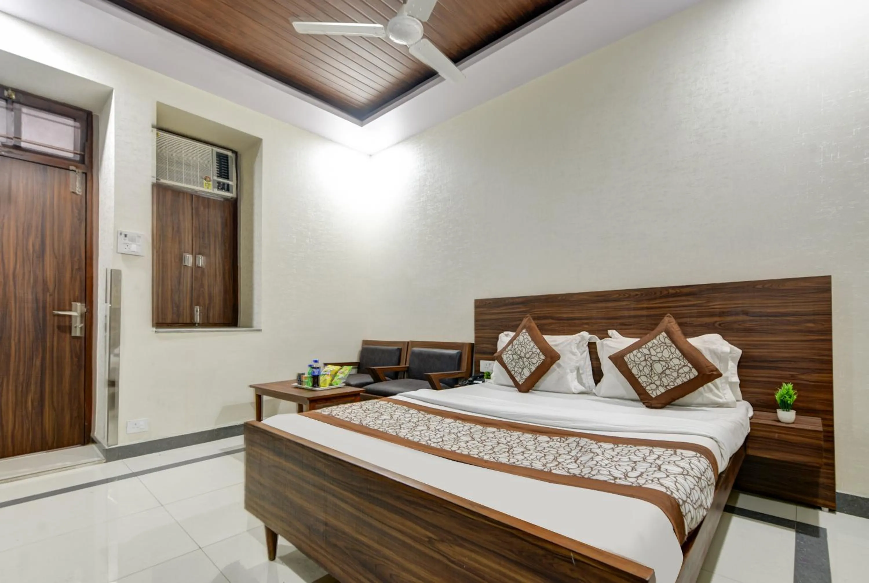 Bed in New Royal Hotel Just Near Old Delhi Railway Station And Chandni Chowk