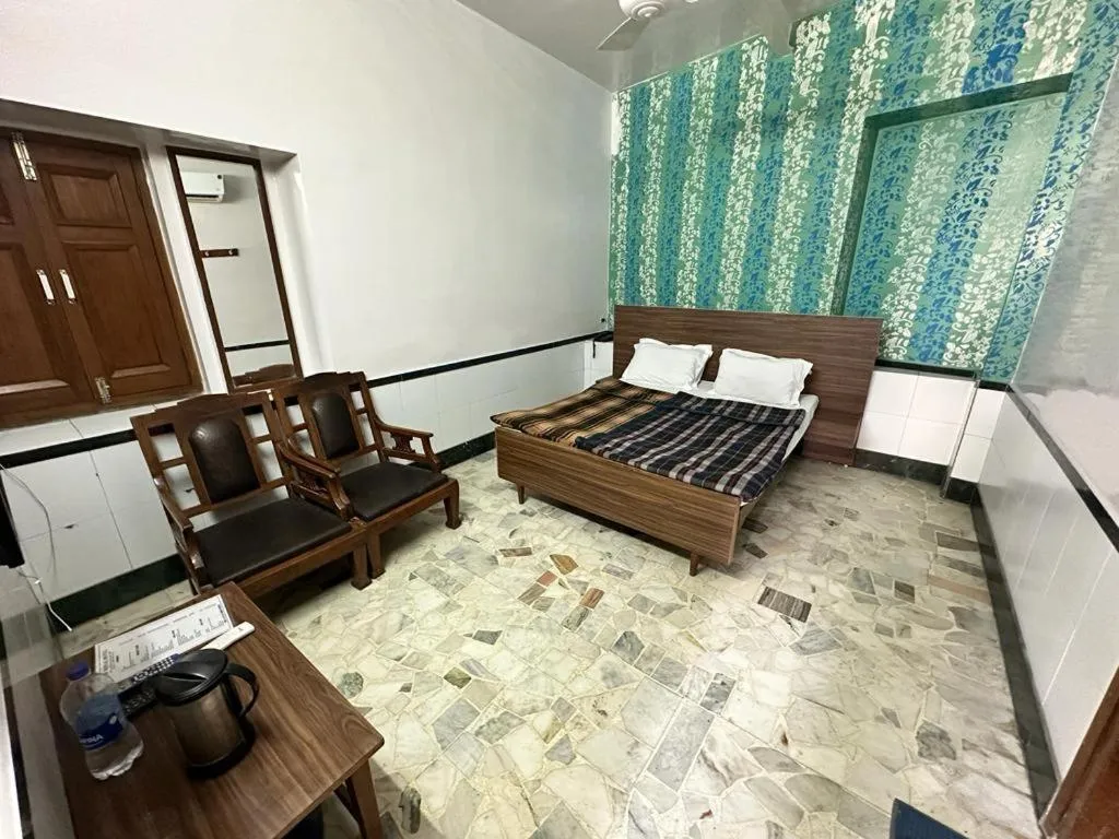 Bedroom, Bed in New Royal Hotel