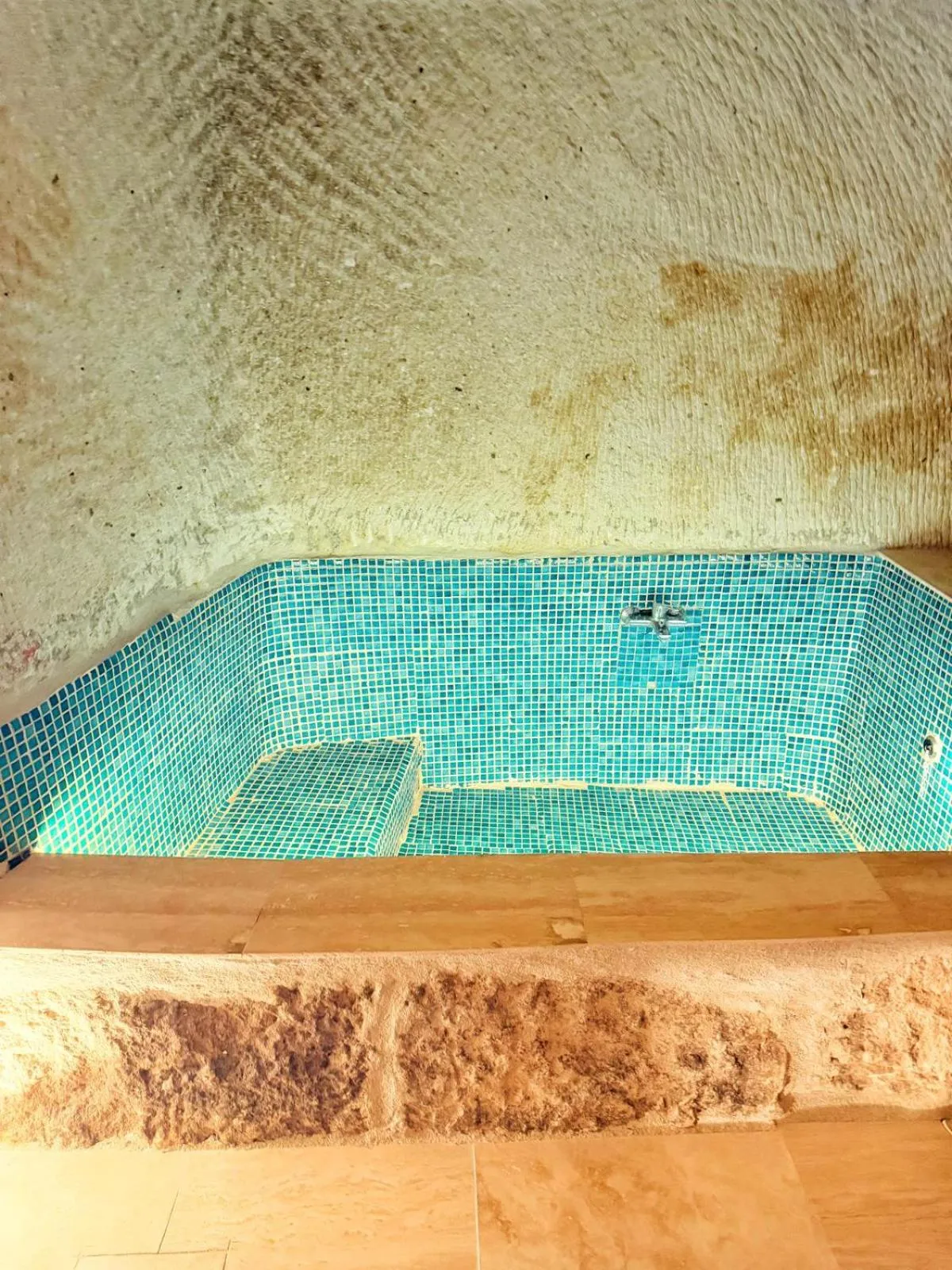 Bath in My Cave Suites