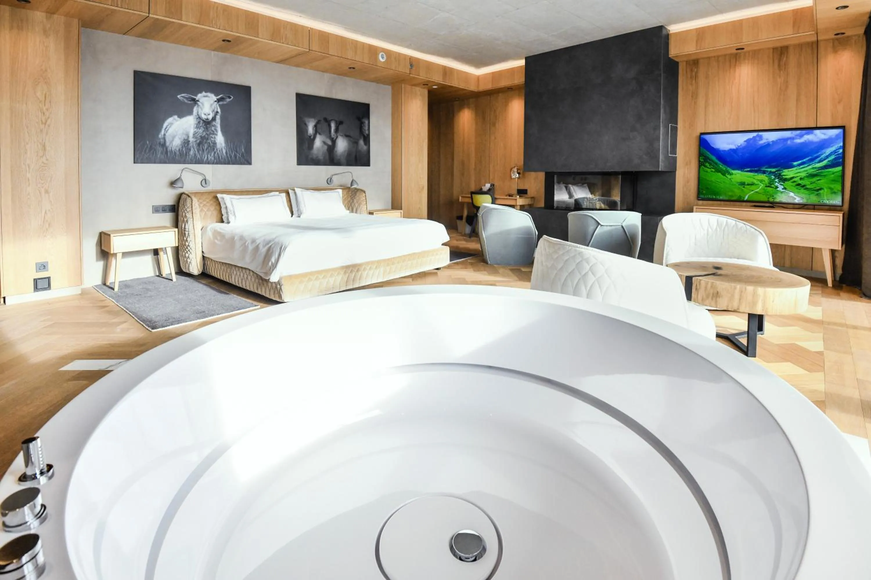 Bedroom, Bed in Swissôtel Damian Jasna