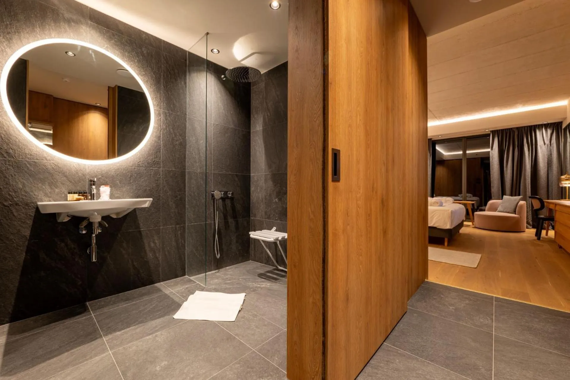 Facility for disabled guests in Swissôtel Damian Jasna