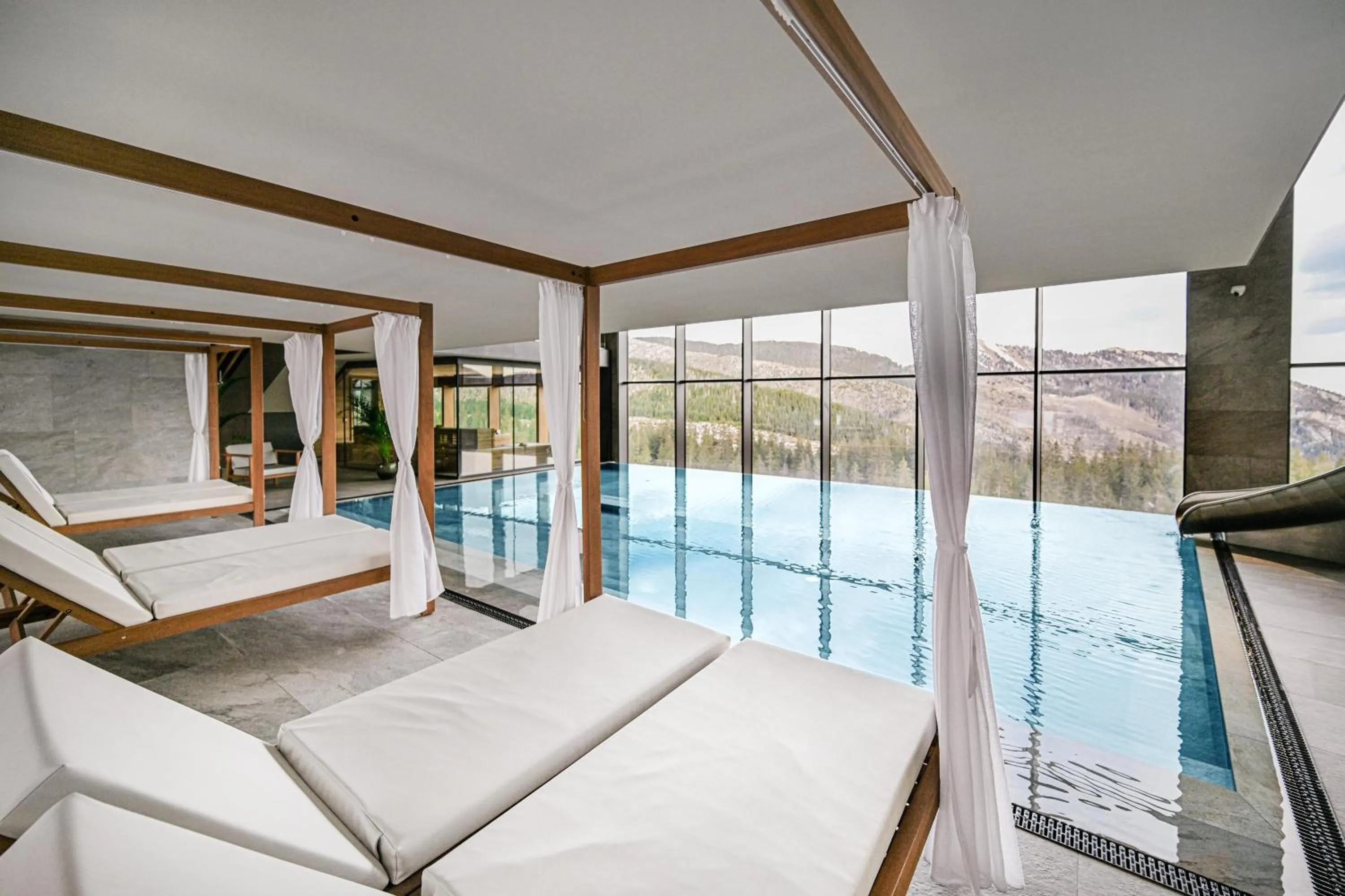 Swimming pool in Swissôtel Damian Jasna