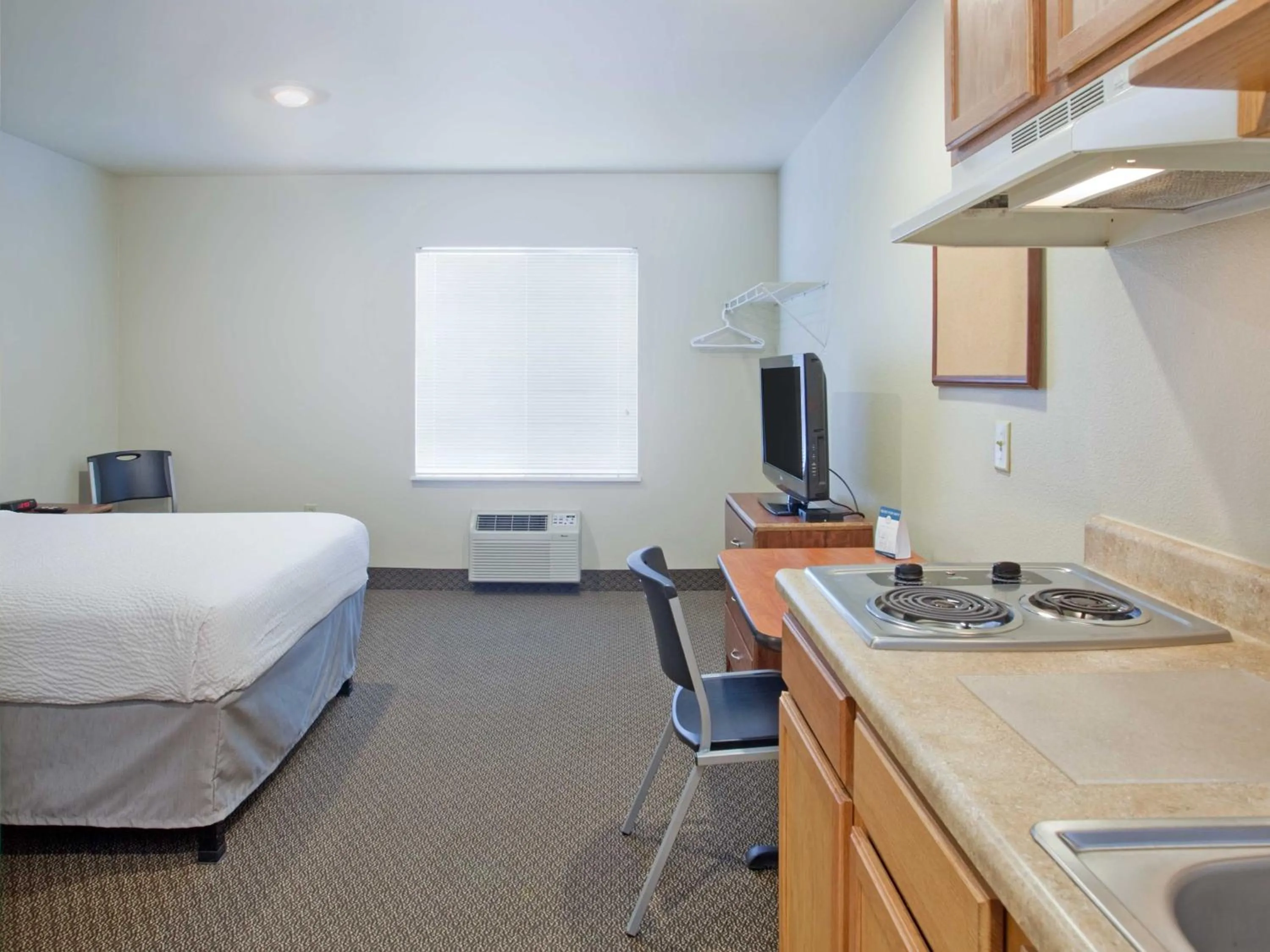 Kitchen or kitchenette, Bed in WoodSpring Suites Williston