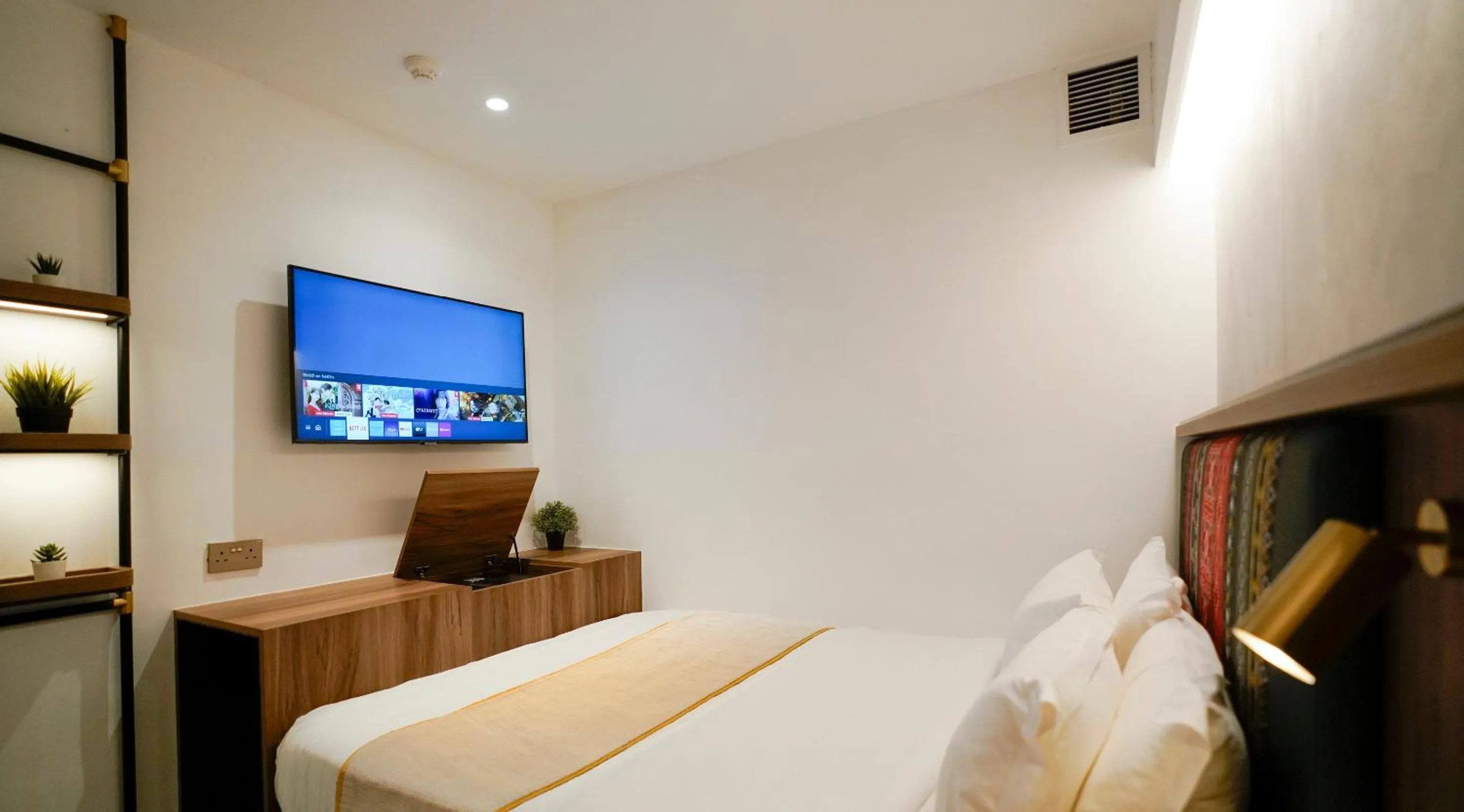 TV and multimedia, Bed in ST Signature Bugis Middle,DAYUSE,9 hours 9AM-6PM