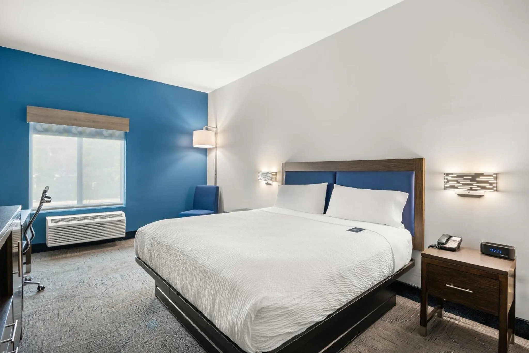 Photo of the whole room, Bed in Holiday Inn Express Asheville Woodfin by IHG