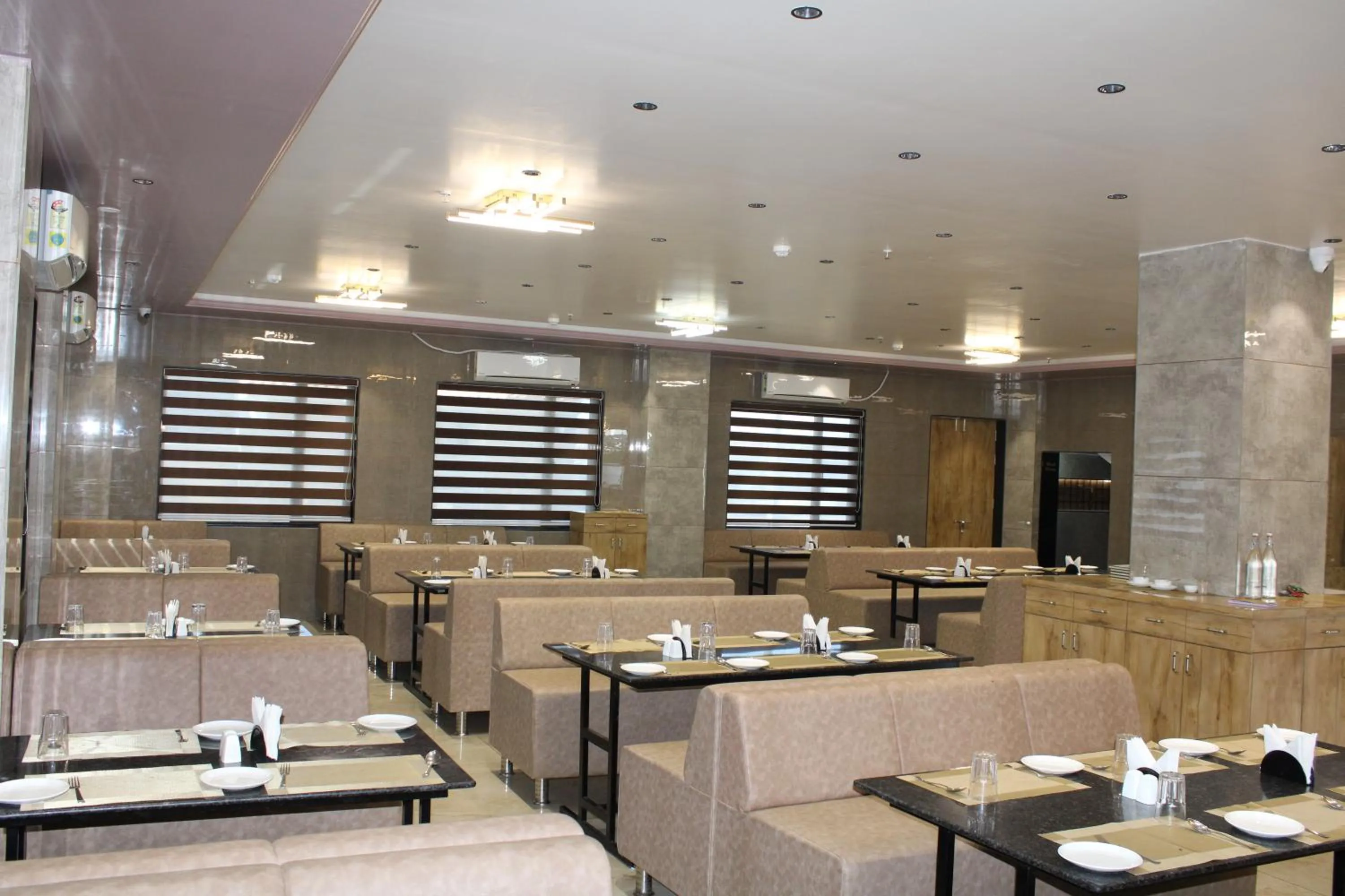 Restaurant/places to eat in Clarks Collection Somnath