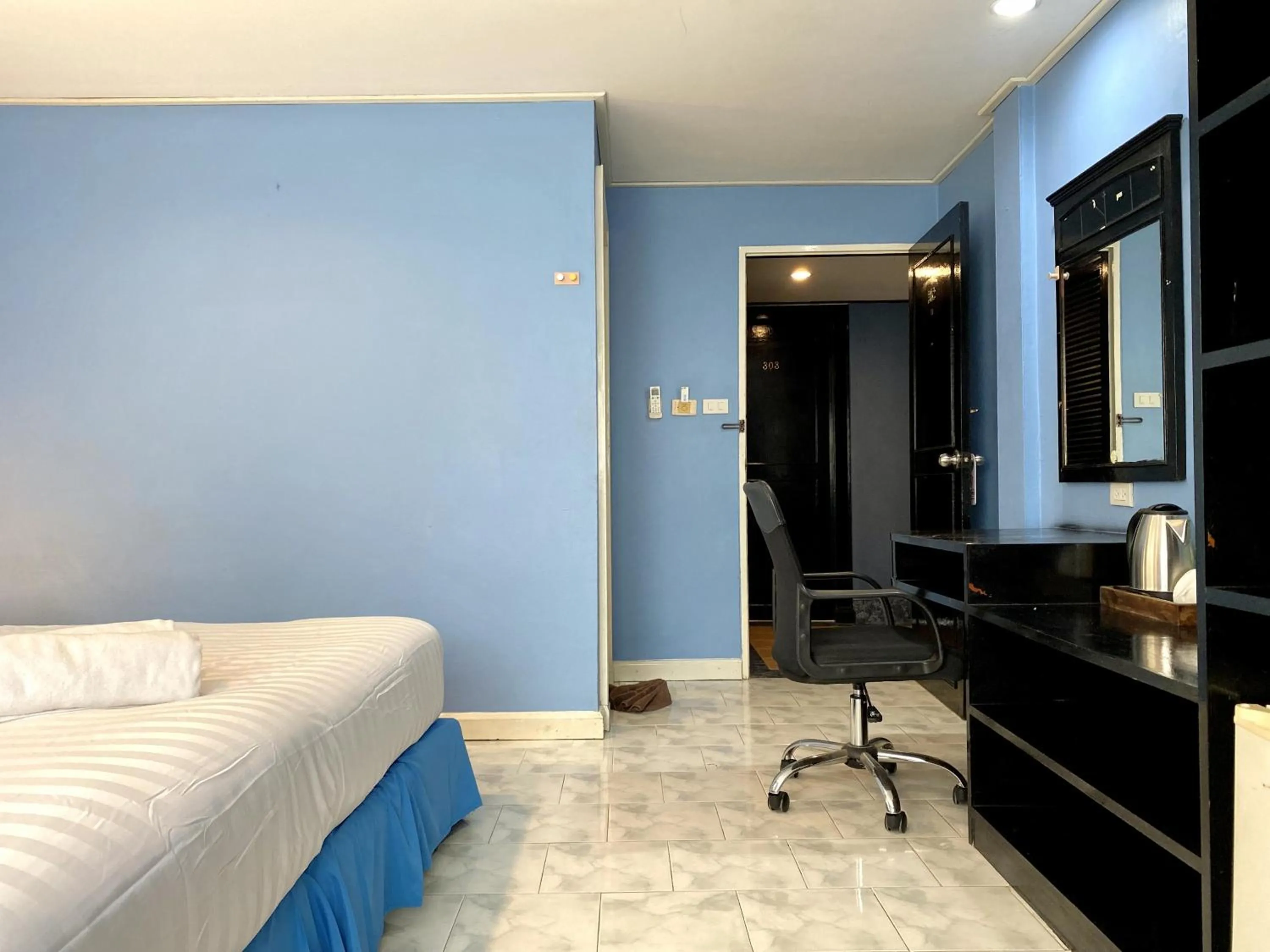 Seating area, Bed in Minotel Patong