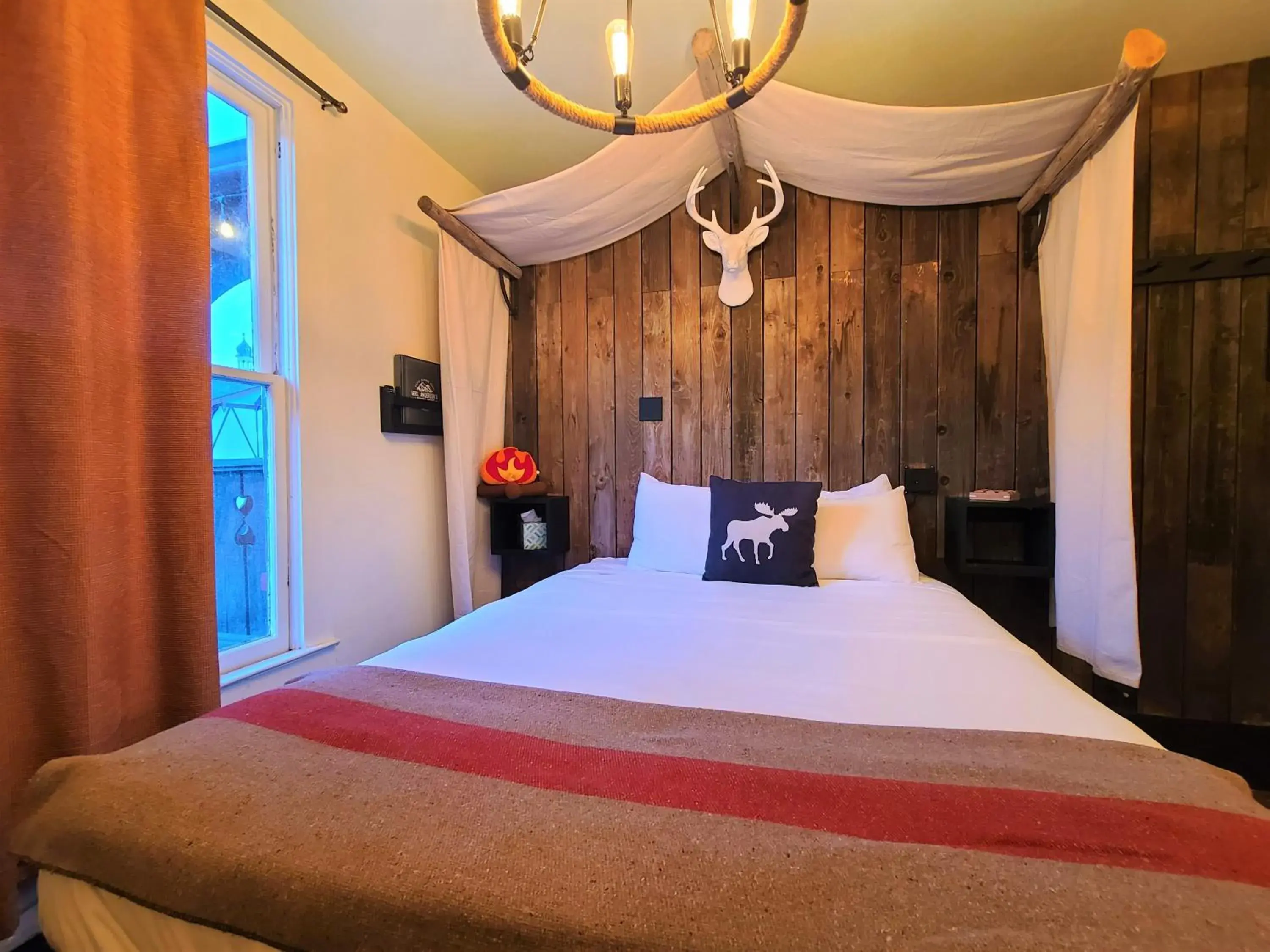 Queen Room with Balcony-Pet Friendly in Mrs. Anderson's Lodging Queen Room with Balcony-Pet Friendly in Mrs. Anderson's Lodging