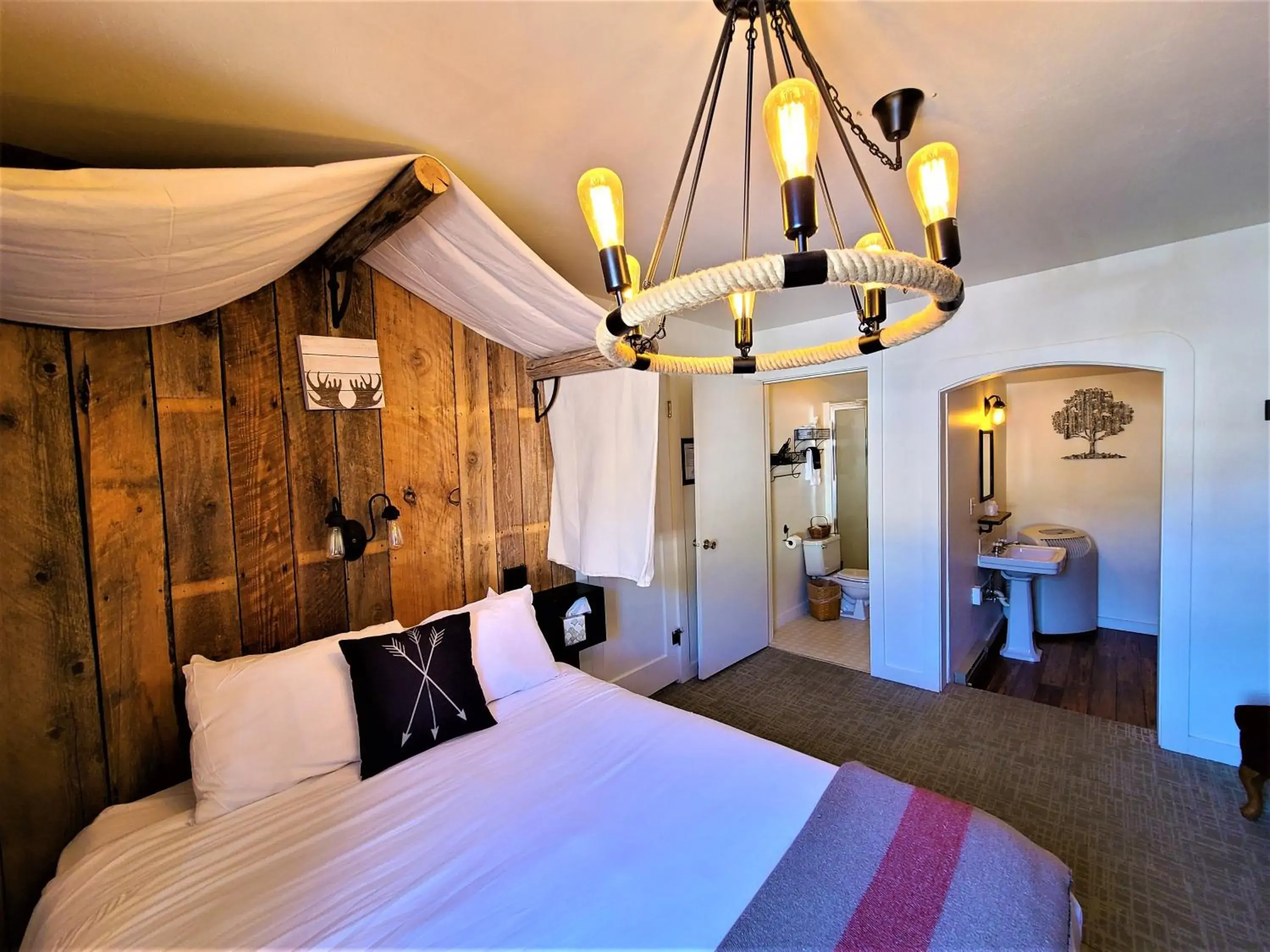 Deluxe Queen Room in Mrs. Anderson's Lodging Deluxe Queen Room in Mrs. Anderson's Lodging