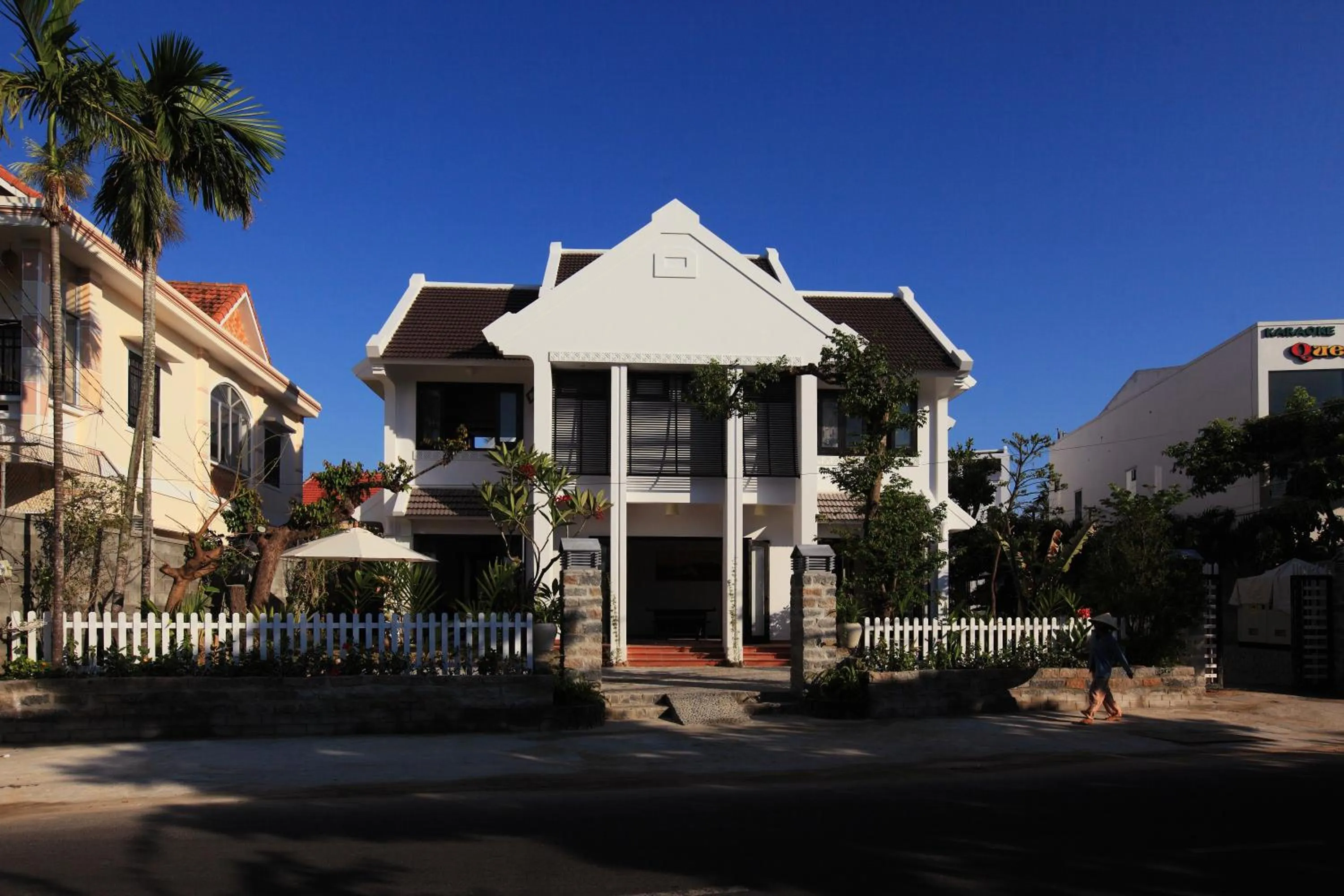 Facade/entrance in East West Villa