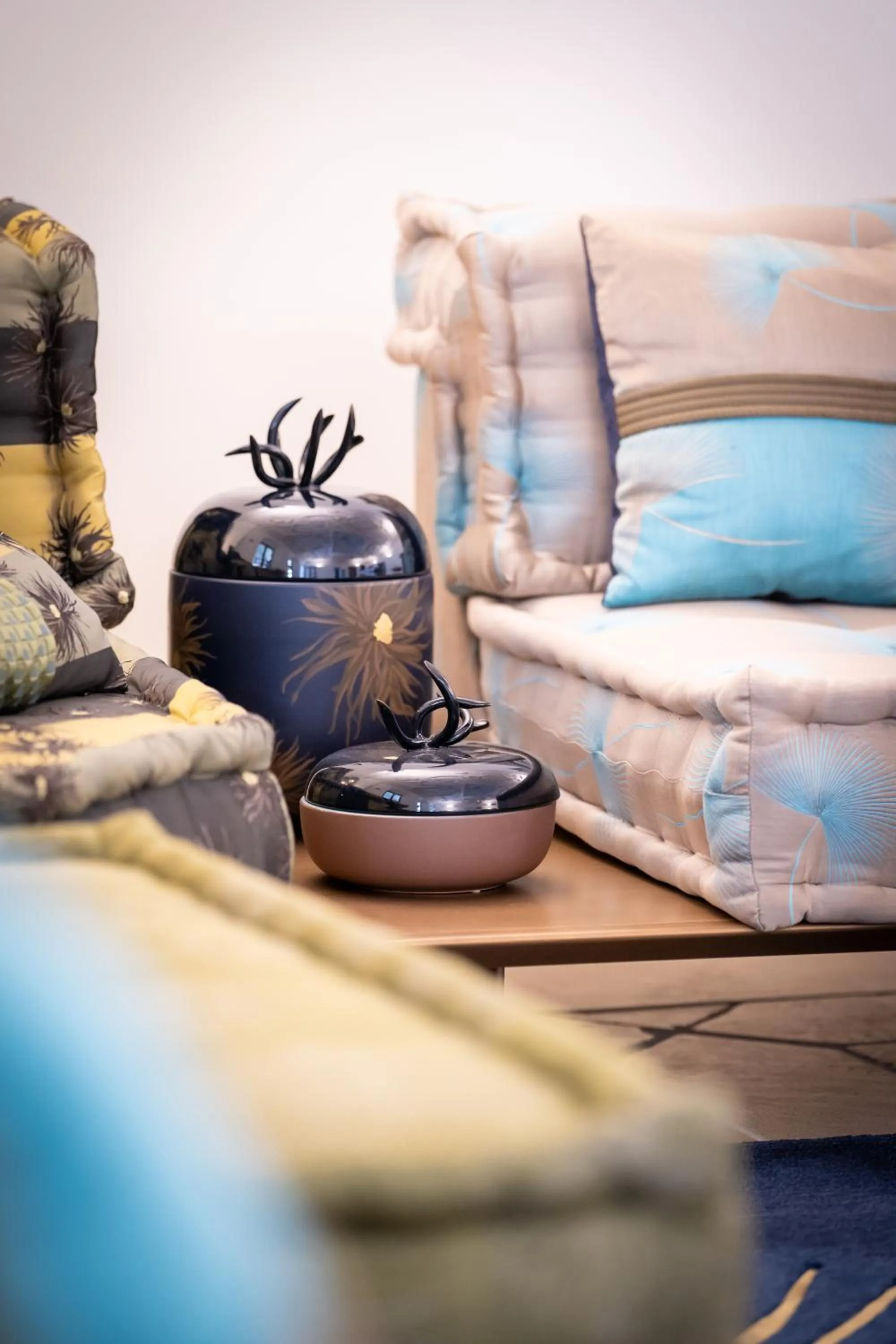 Living room, Bed in Maxim Suites by Elias Holl