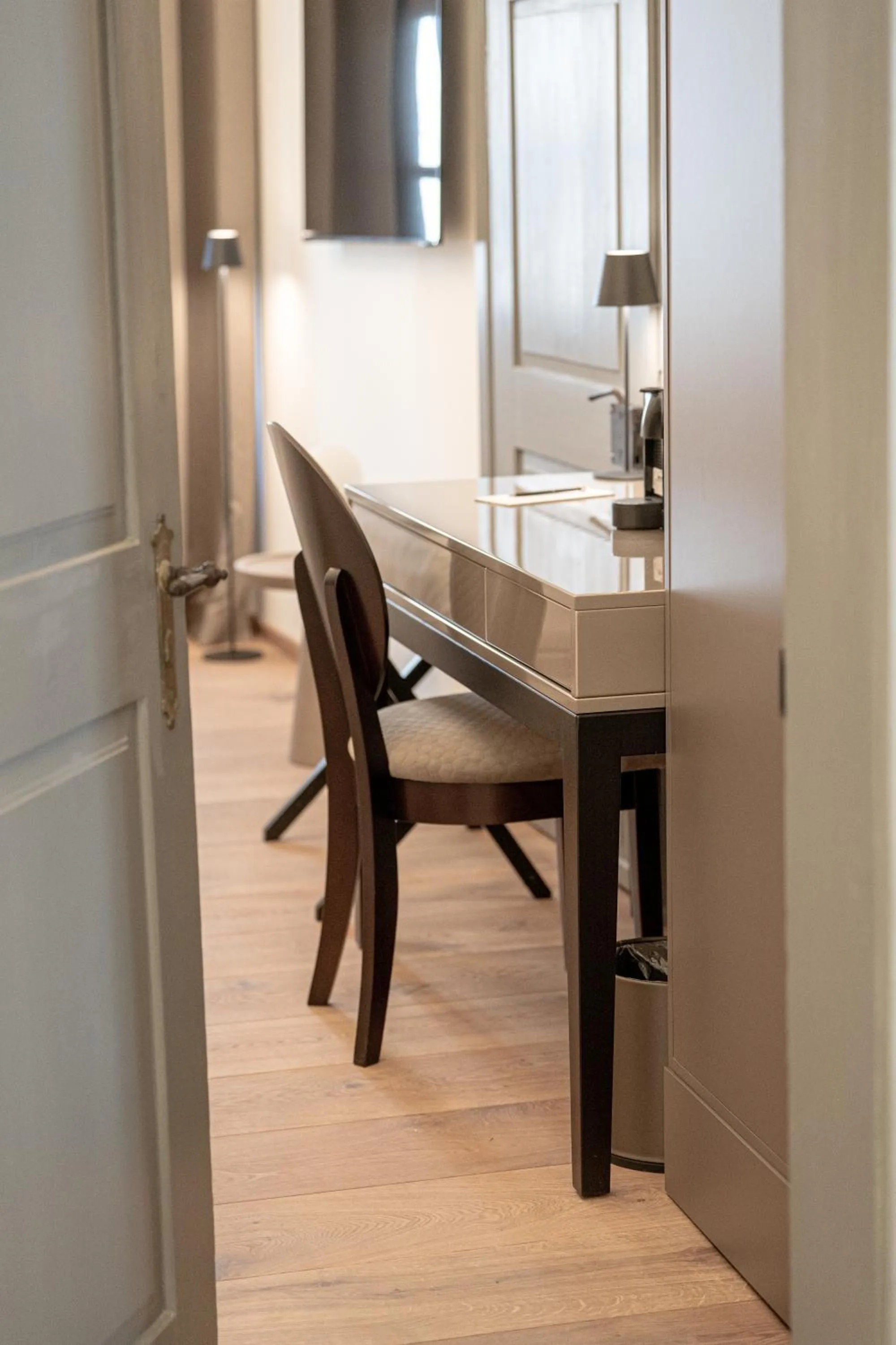 hair dresser in Maxim Suites by Elias Holl