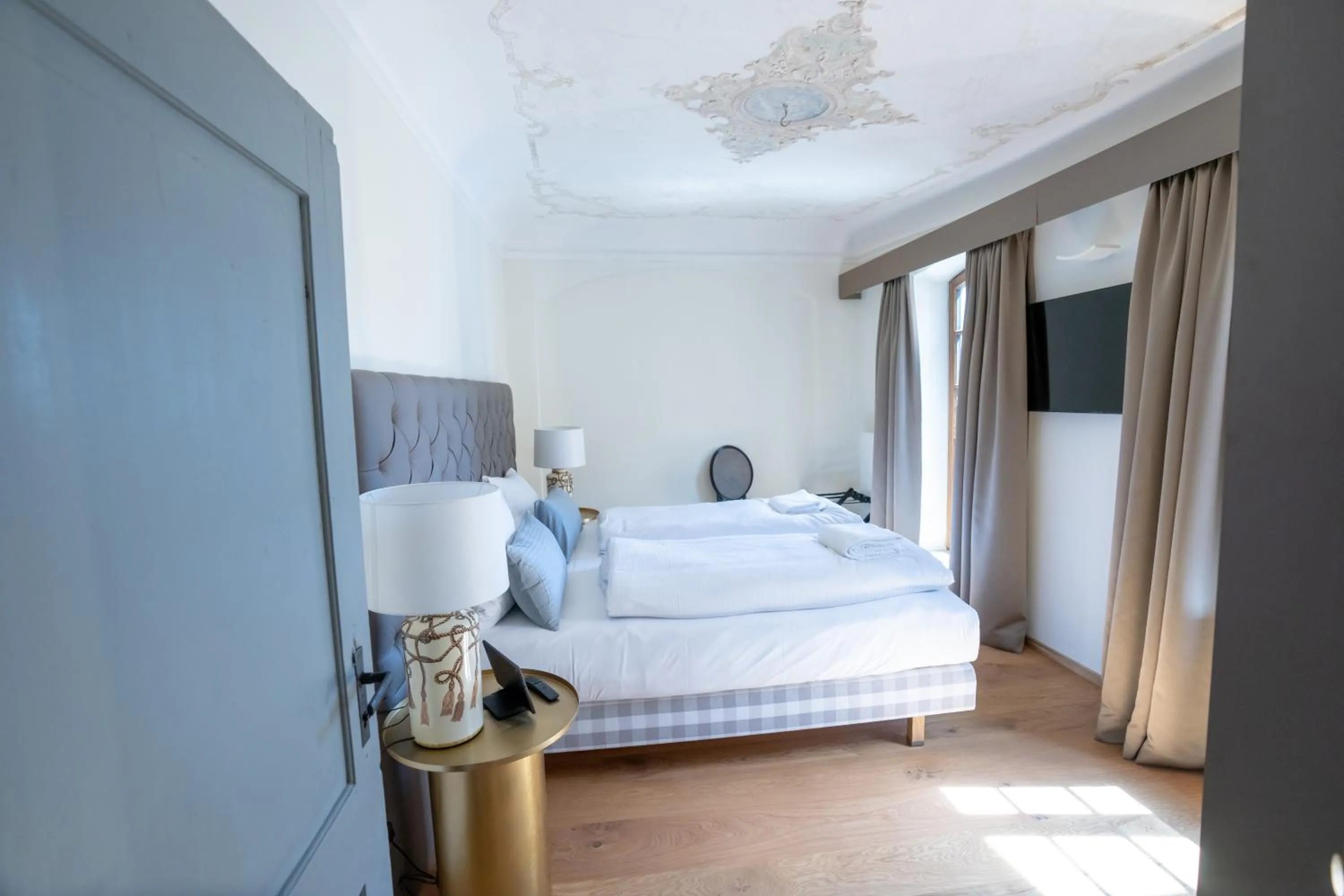 Bed in Maxim Suites by Elias Holl