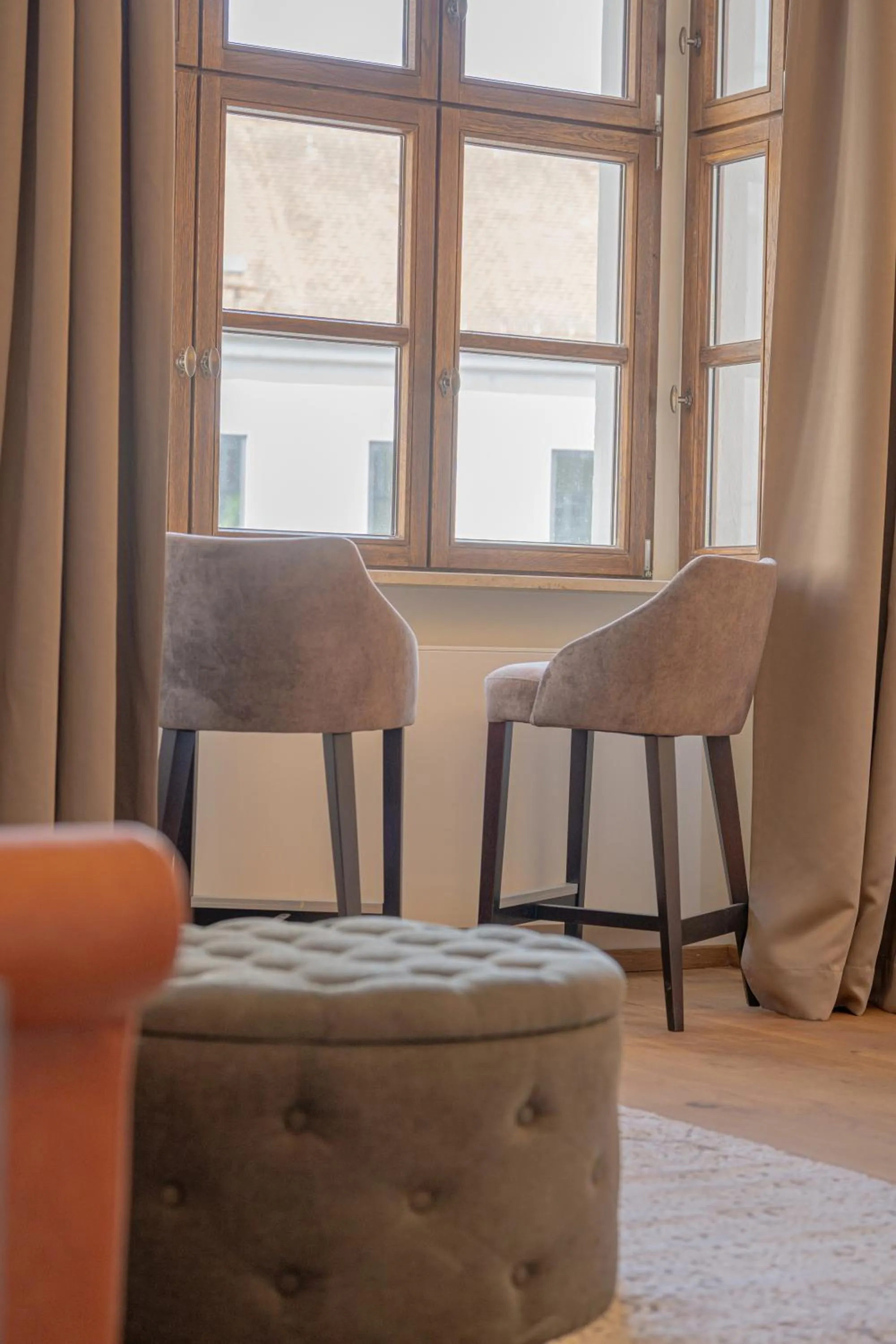 Seating area in Maxim Suites by Elias Holl