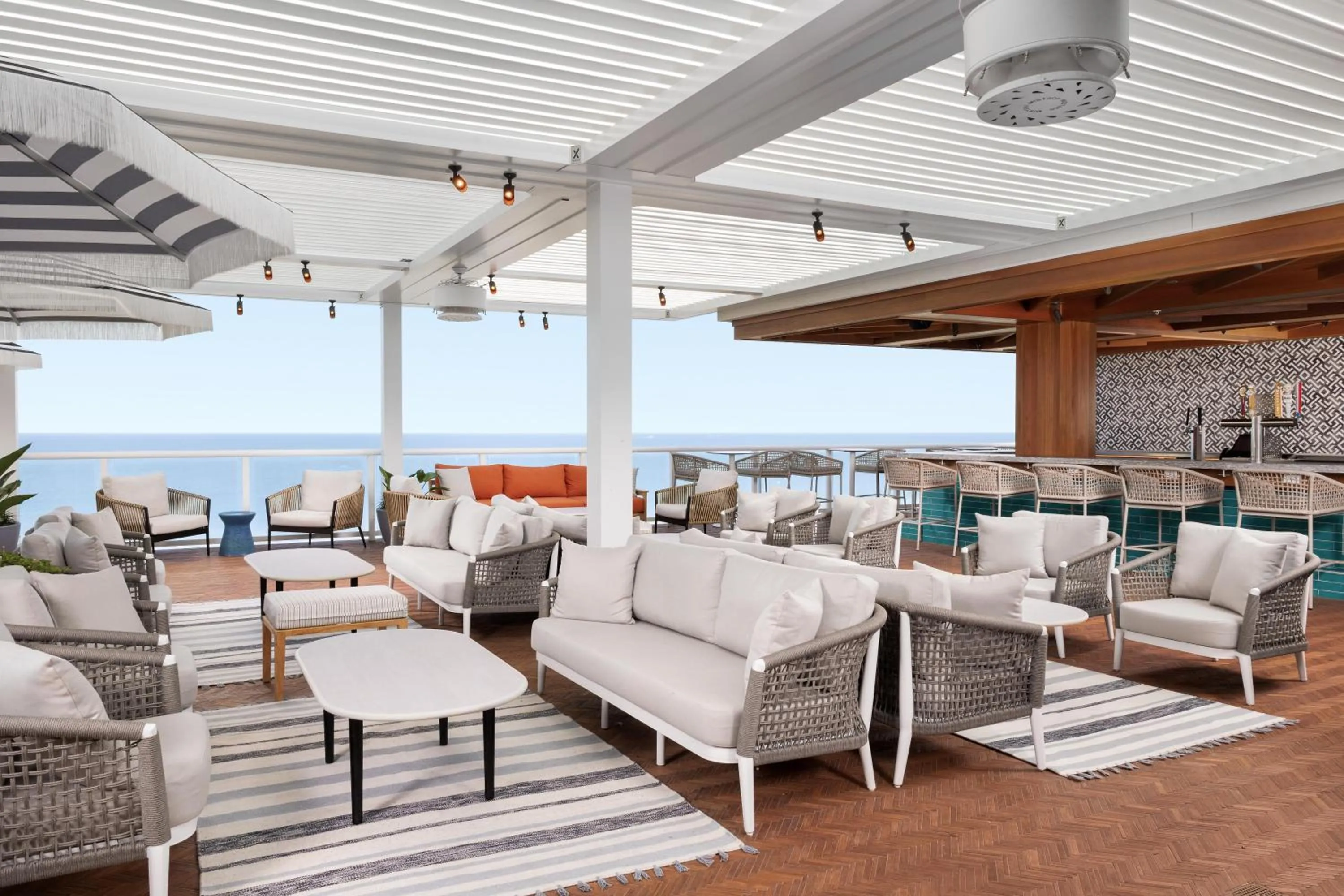 Lounge or bar in The Hiatus Clearwater Beach, Curio Collection By Hilton