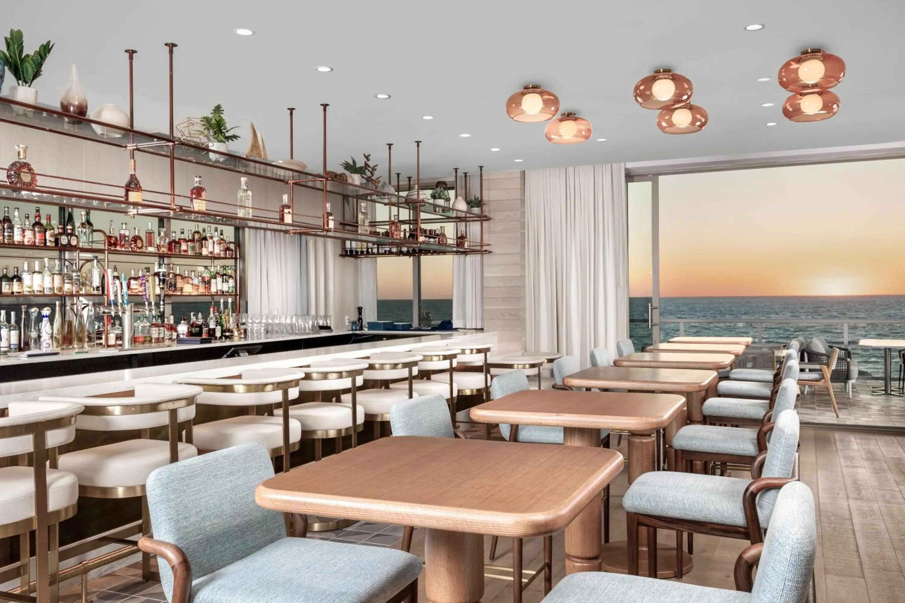 Lounge or bar in The Hiatus Clearwater Beach, Curio Collection By Hilton