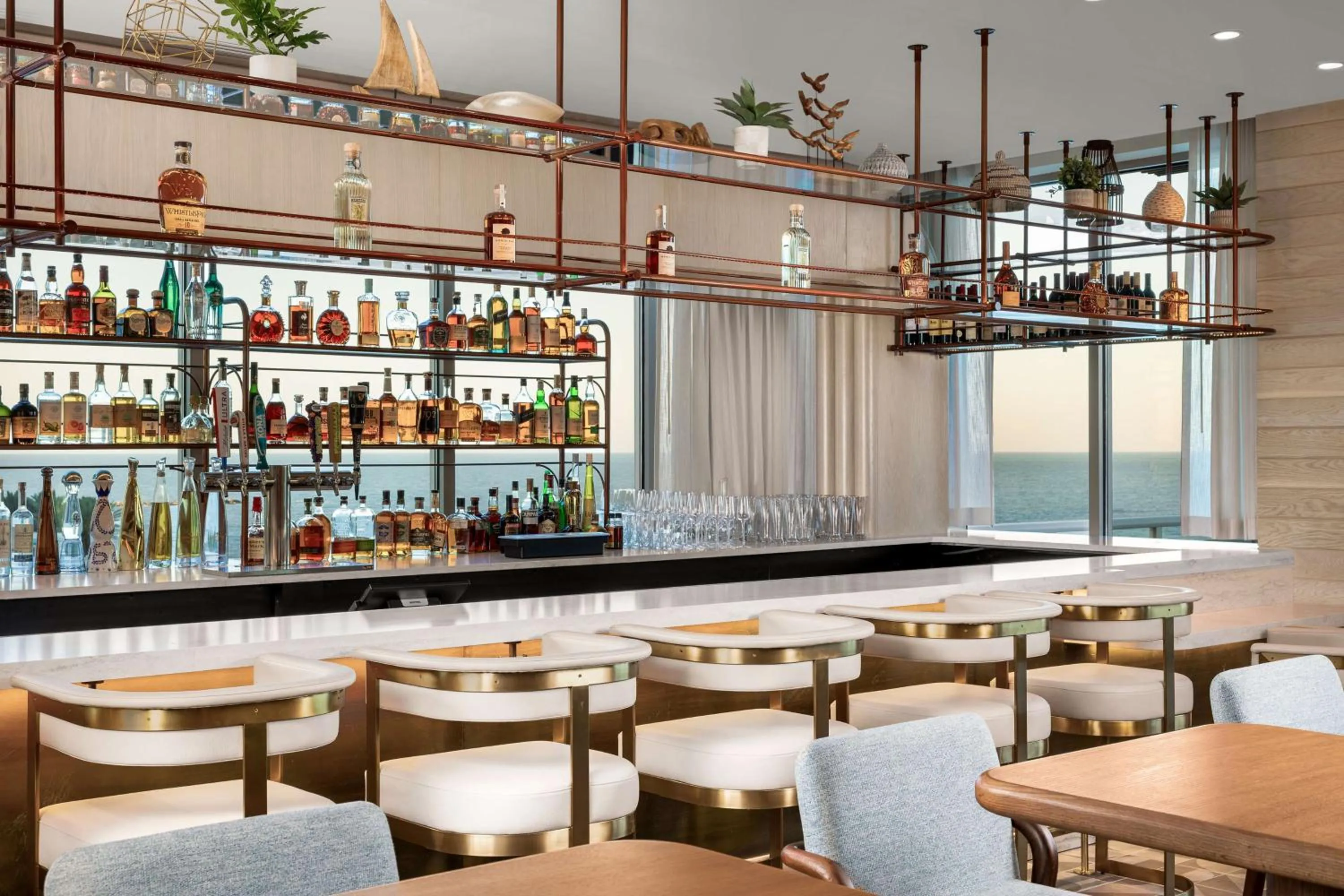 Lounge or bar in The Hiatus Clearwater Beach, Curio Collection By Hilton