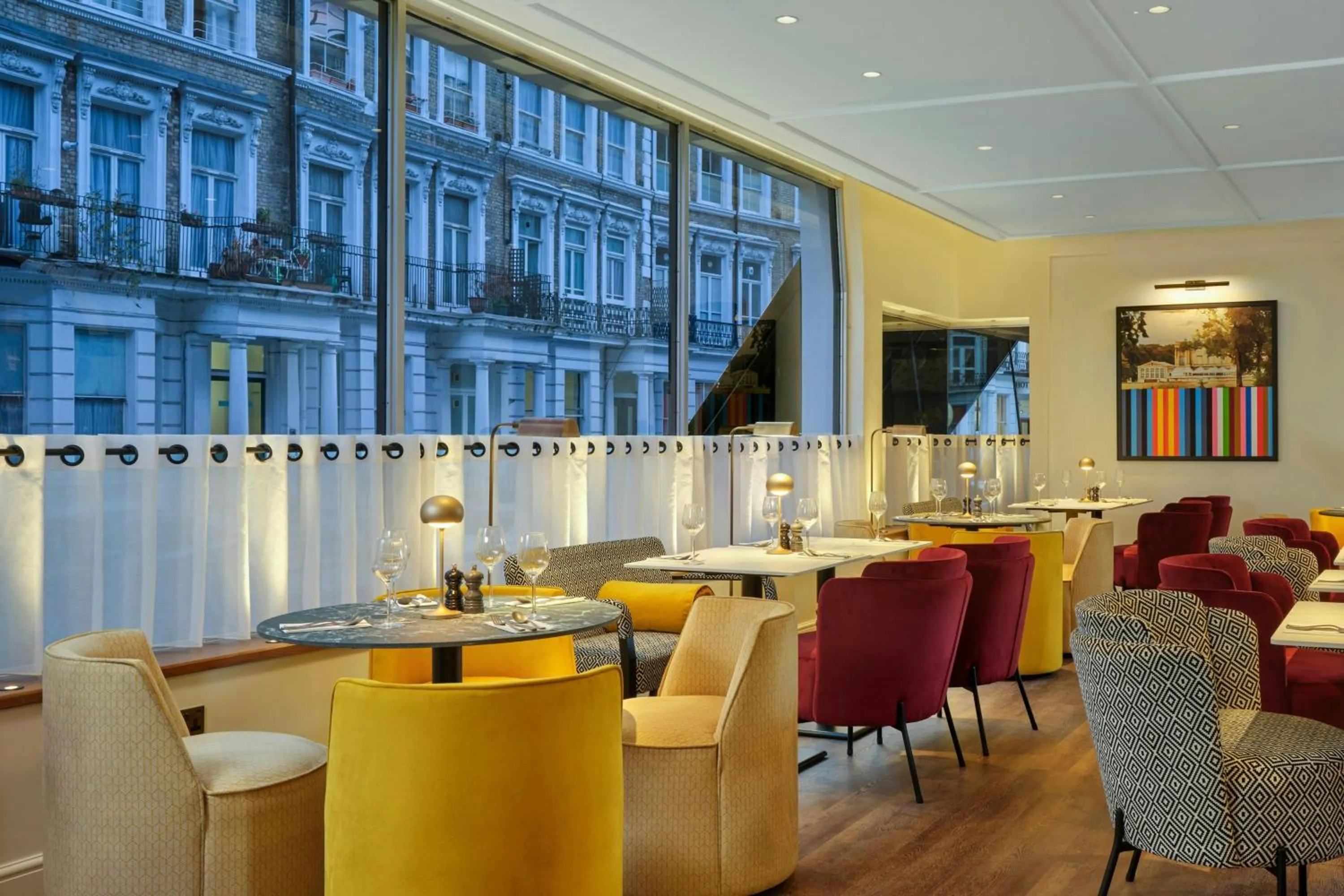 Lounge or bar in The Cura Hotel Kensington, London, a Tribute Portfolio Hotel