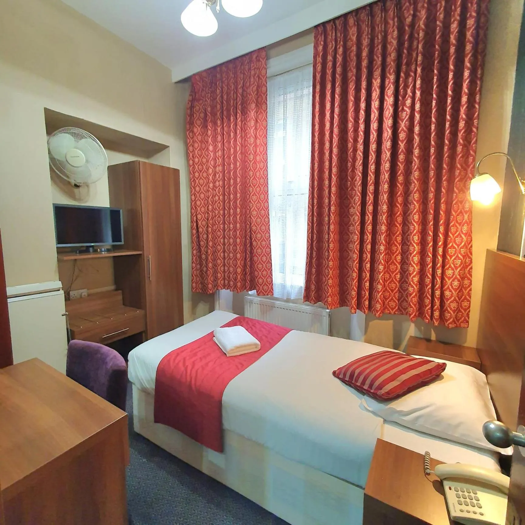 Breakfast, Bed in Hotel Oliver