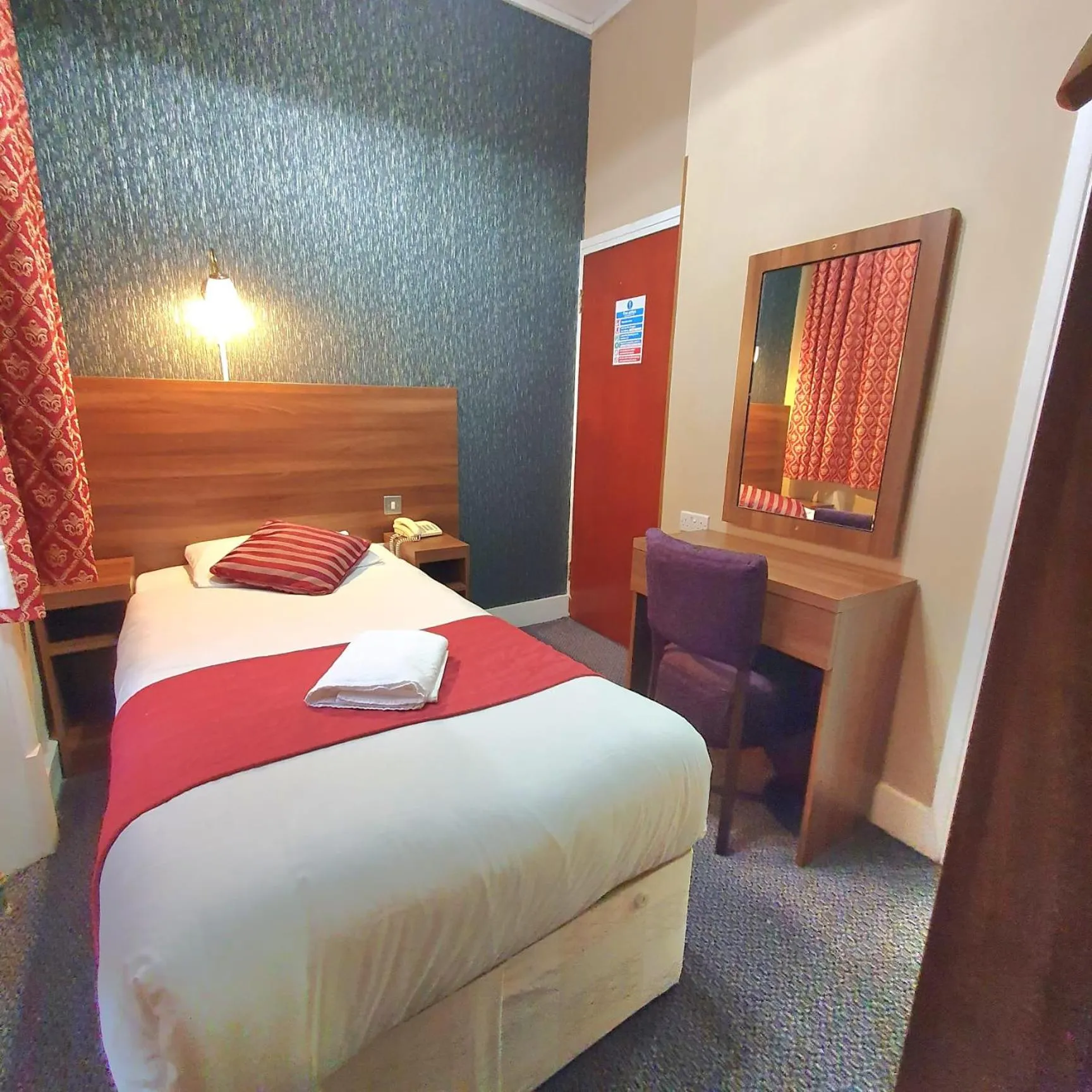 Swimming pool, Bed in Hotel Oliver