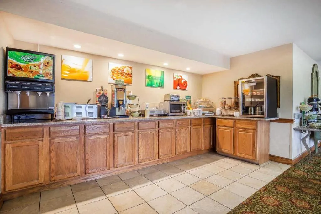 Restaurant/Places to Eat in Rodeway Inn Tahlequah