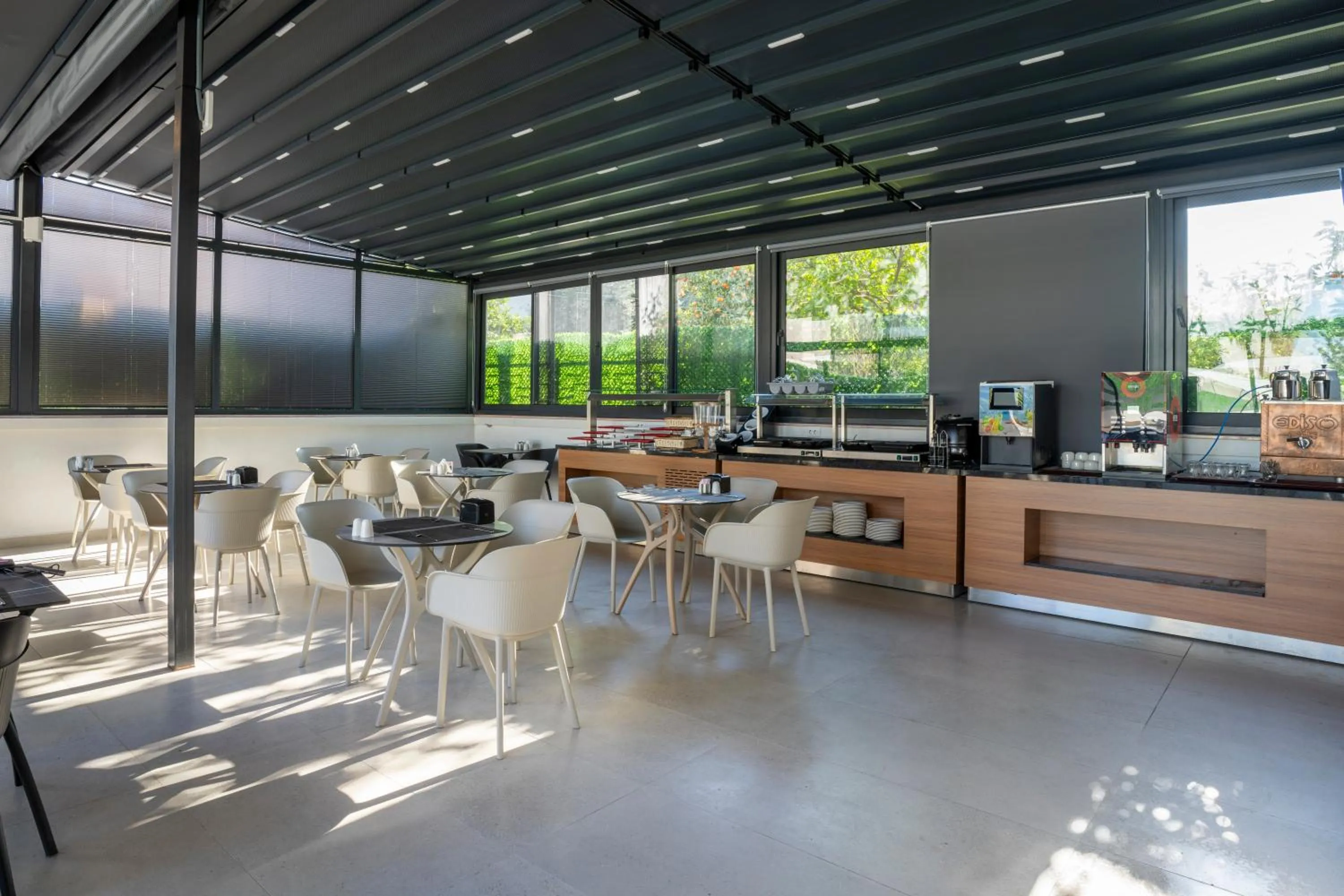 Restaurant/places to eat in IRENIC HOTEL