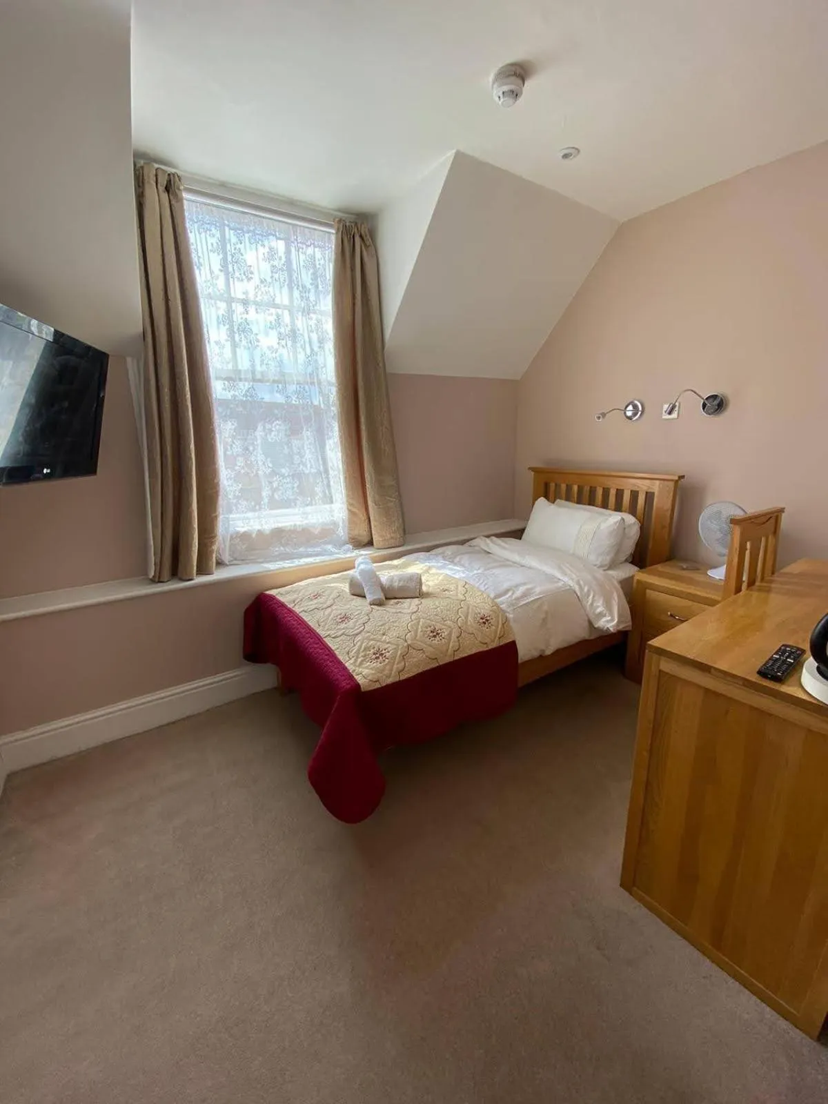 Bed in The Antelope at Upavon