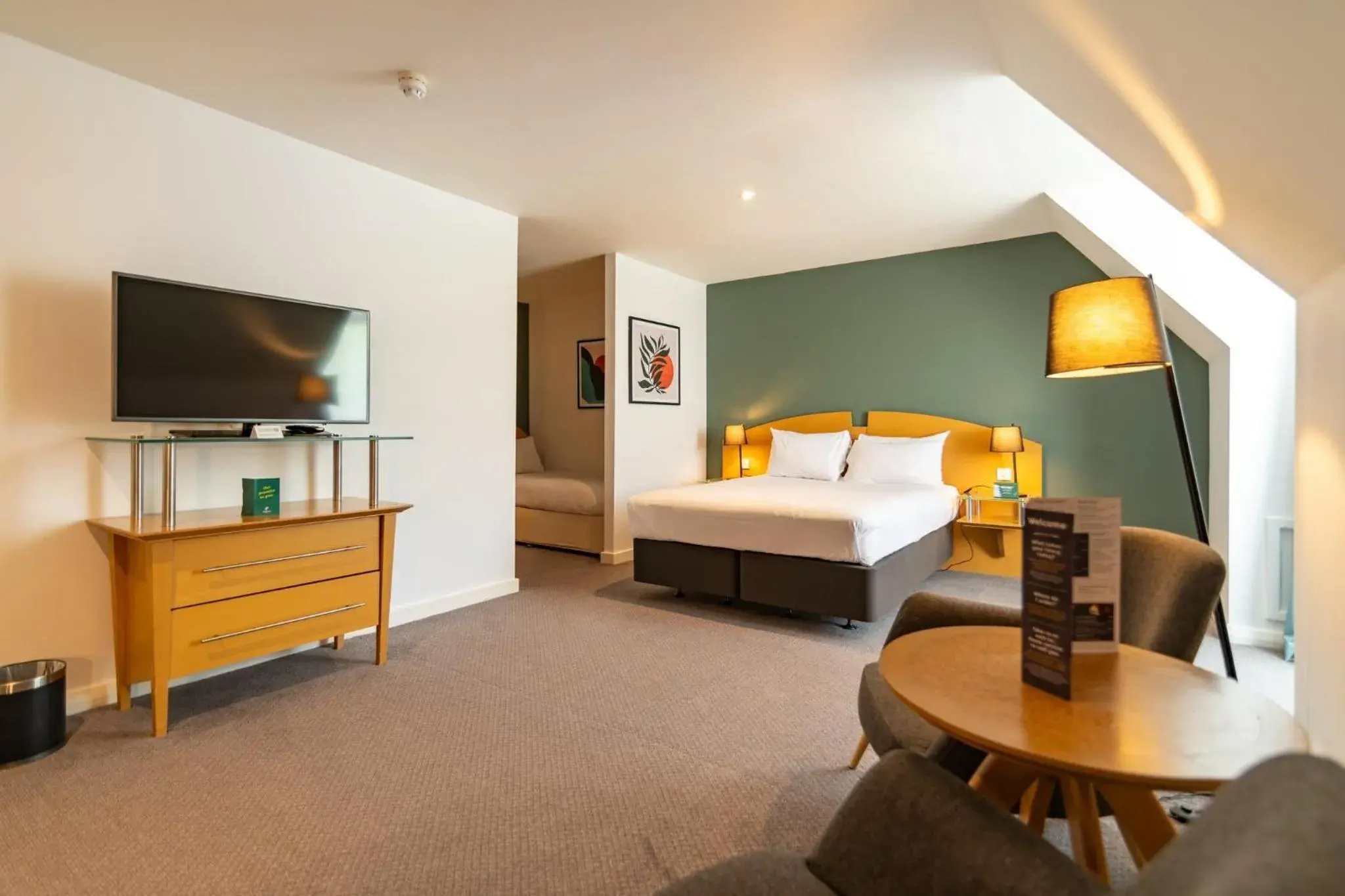 Standard King Room with Two Single Beds in Holiday Inn Ashford - North A20 by IHG Standard King Room with Two Single Beds in Holiday Inn Ashford - North A20 by IHG