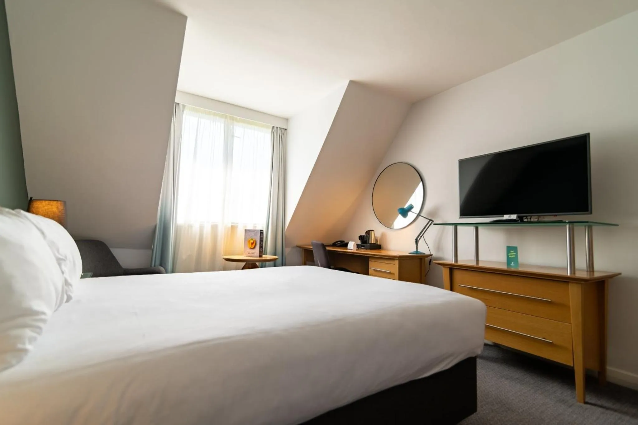 Bed in Holiday Inn Ashford - North A20 by IHG