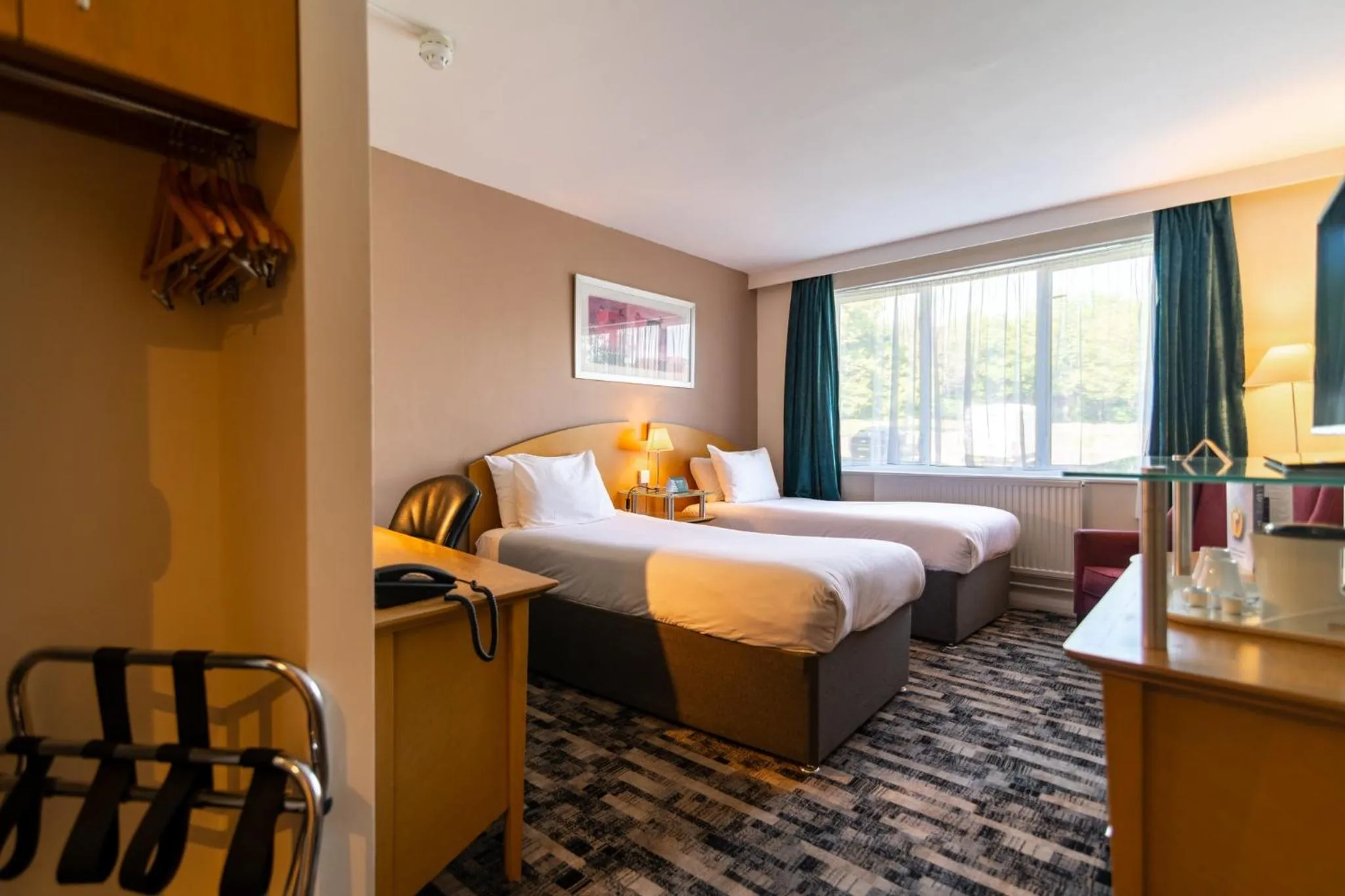 Bed in Holiday Inn Ashford - North A20 by IHG