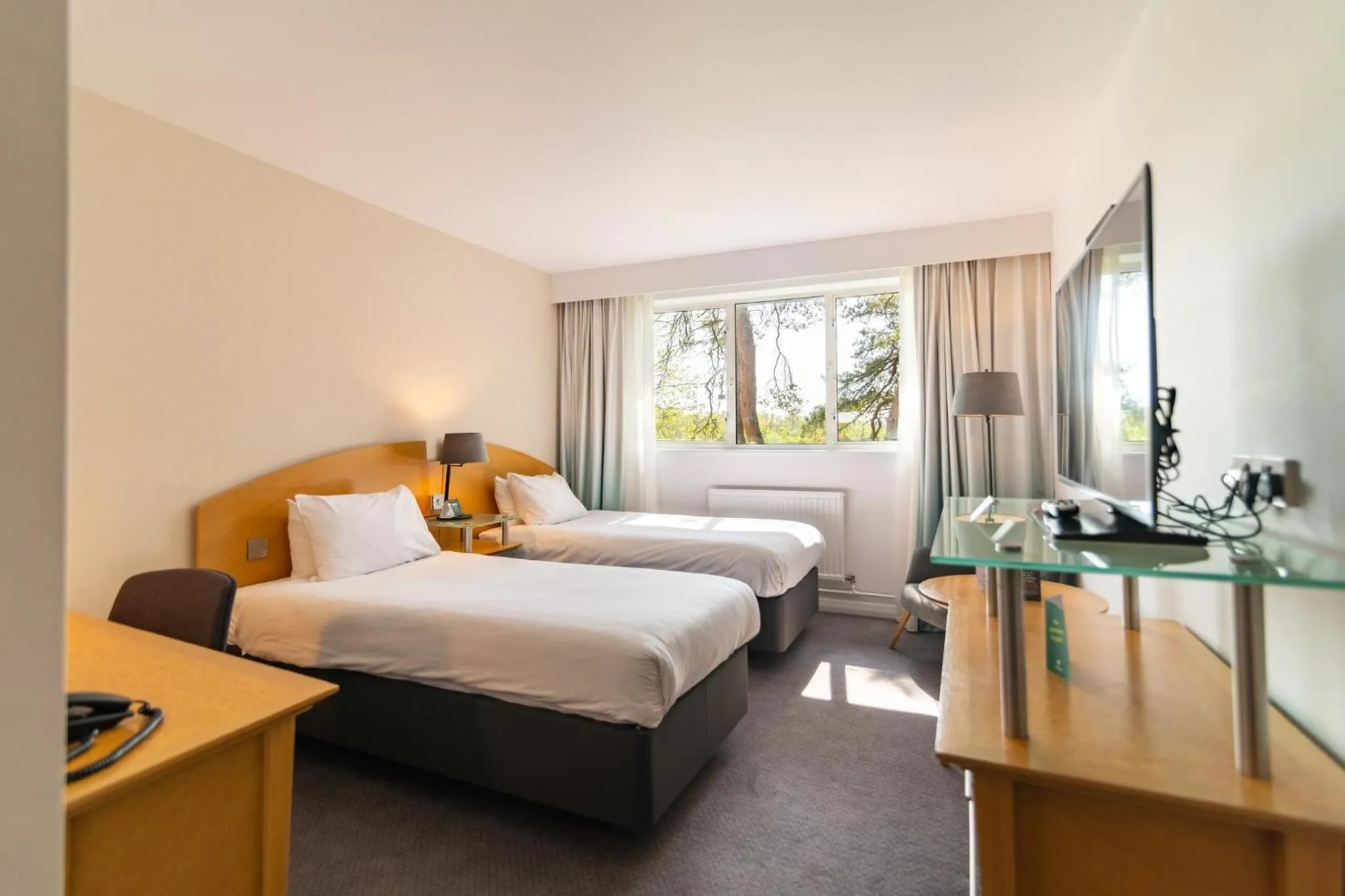 Bed in Holiday Inn Ashford - North A20 by IHG