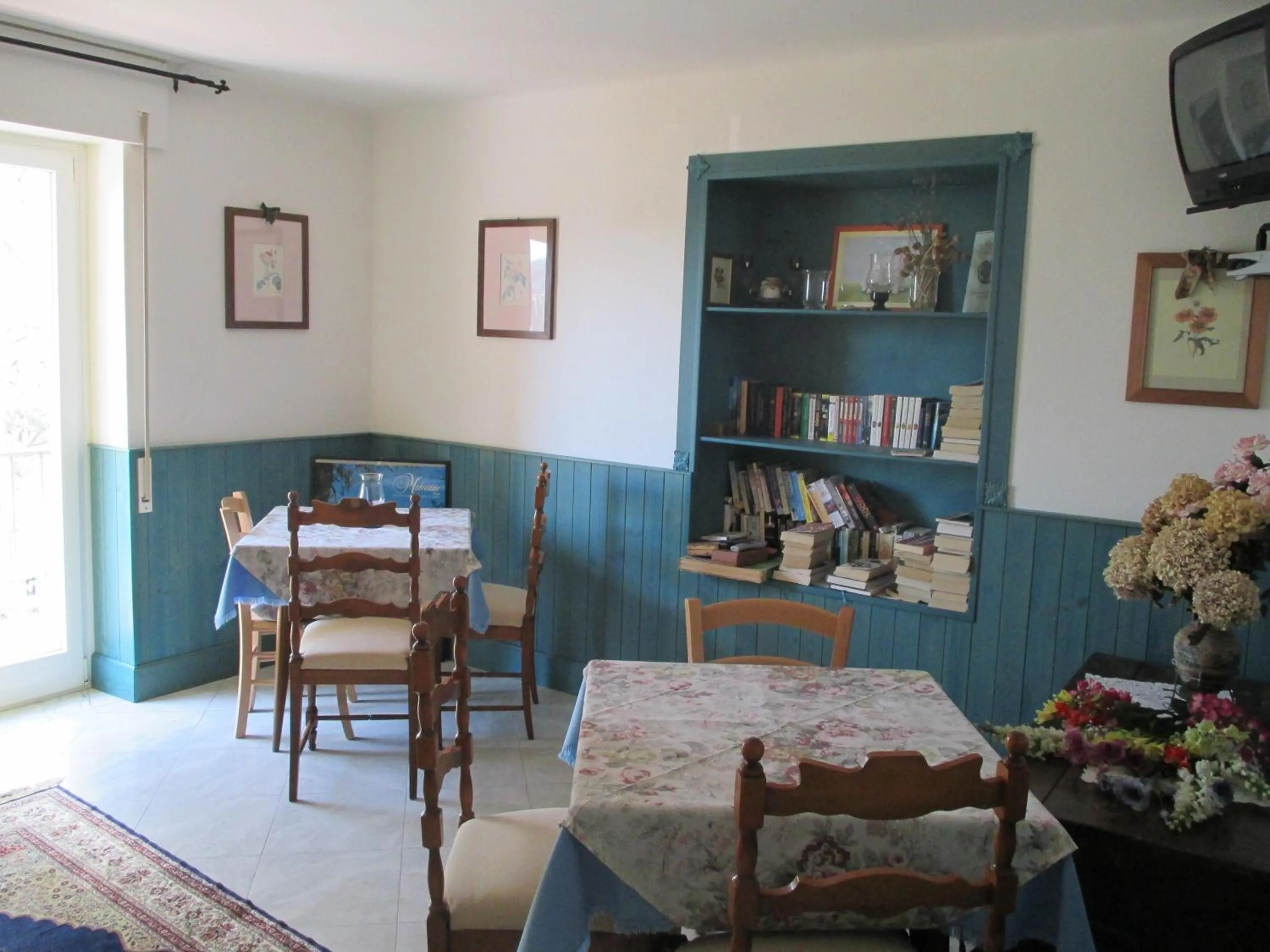 Library in Hotel Casa Popi