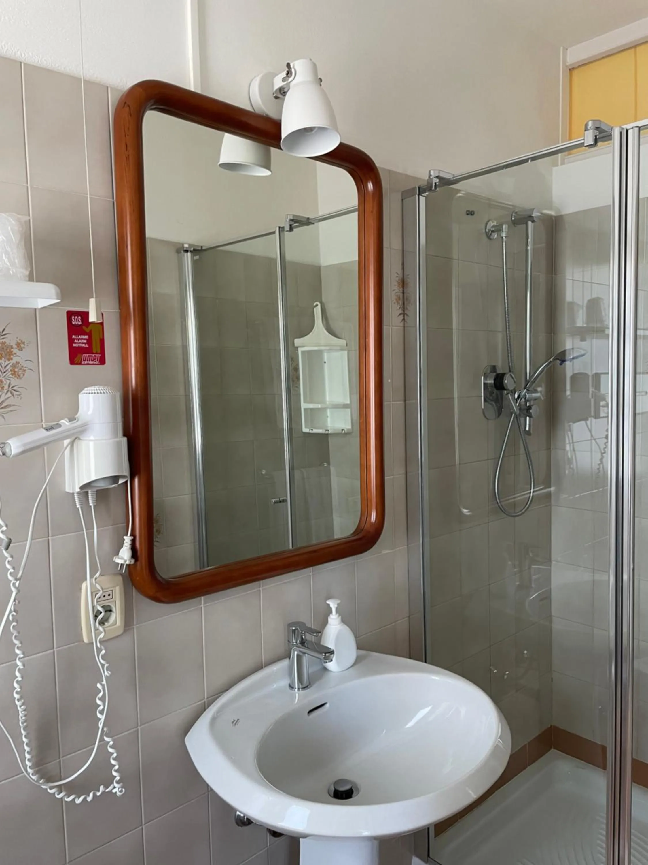 Shower in Hotel Casa Popi