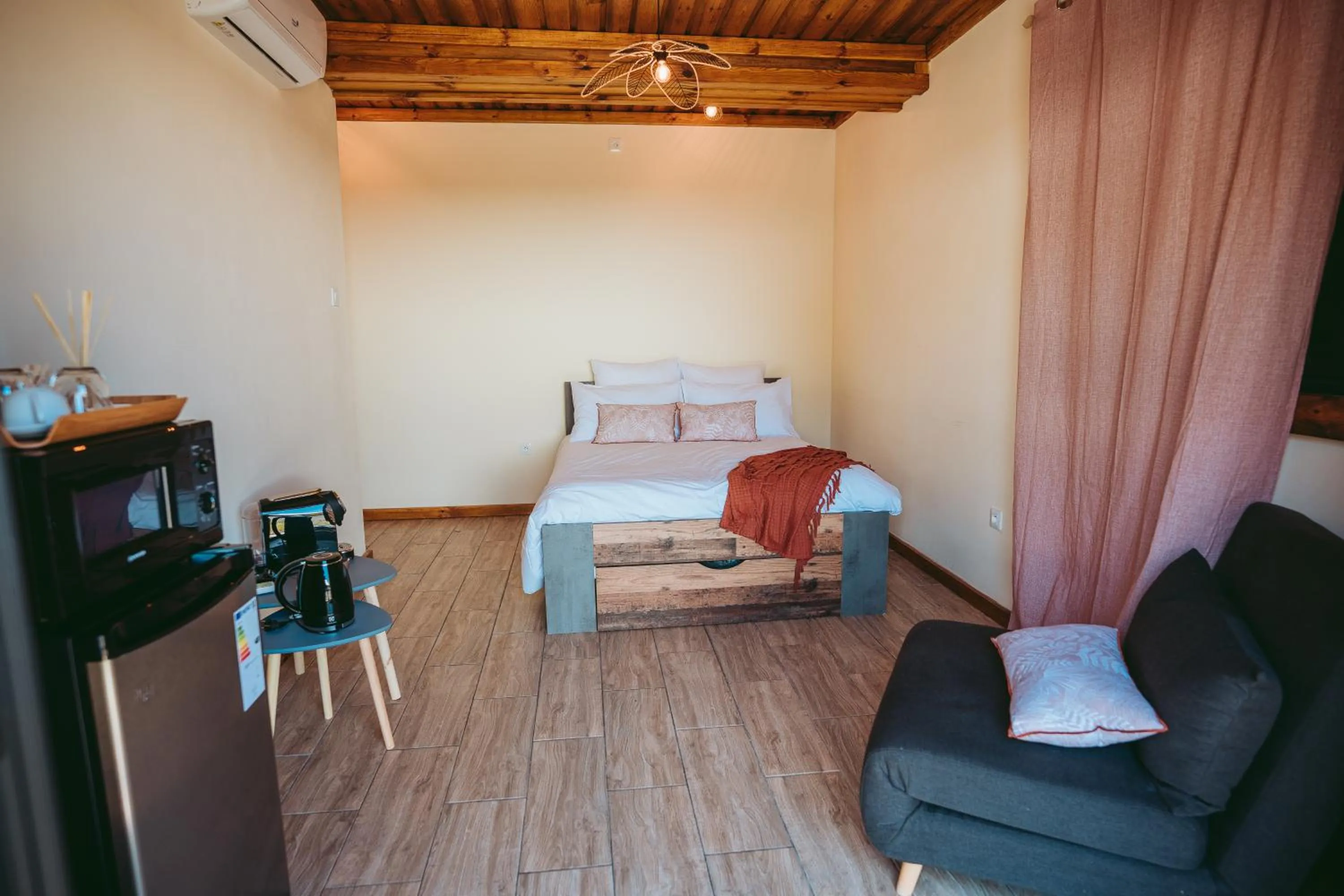 Bed in L'Auberge Créole